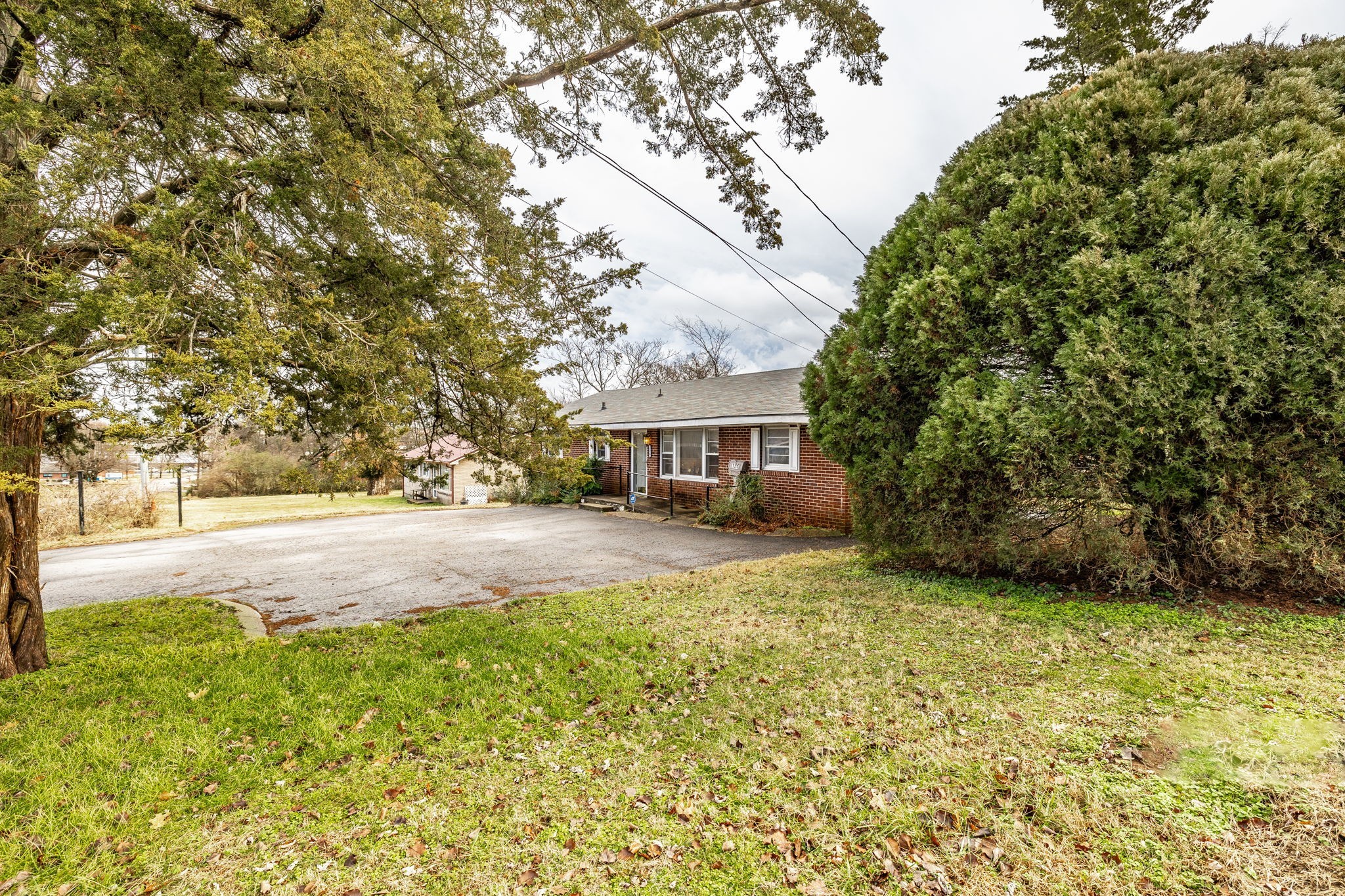 124 Glancy St Property Photo 4