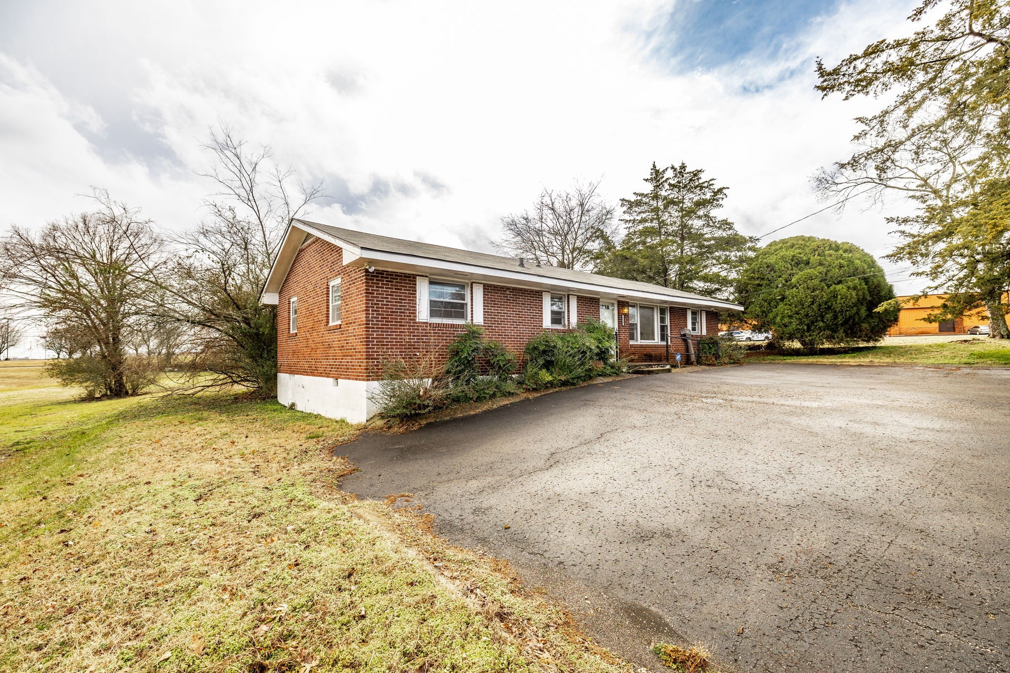 124 Glancy St Property Photo 5