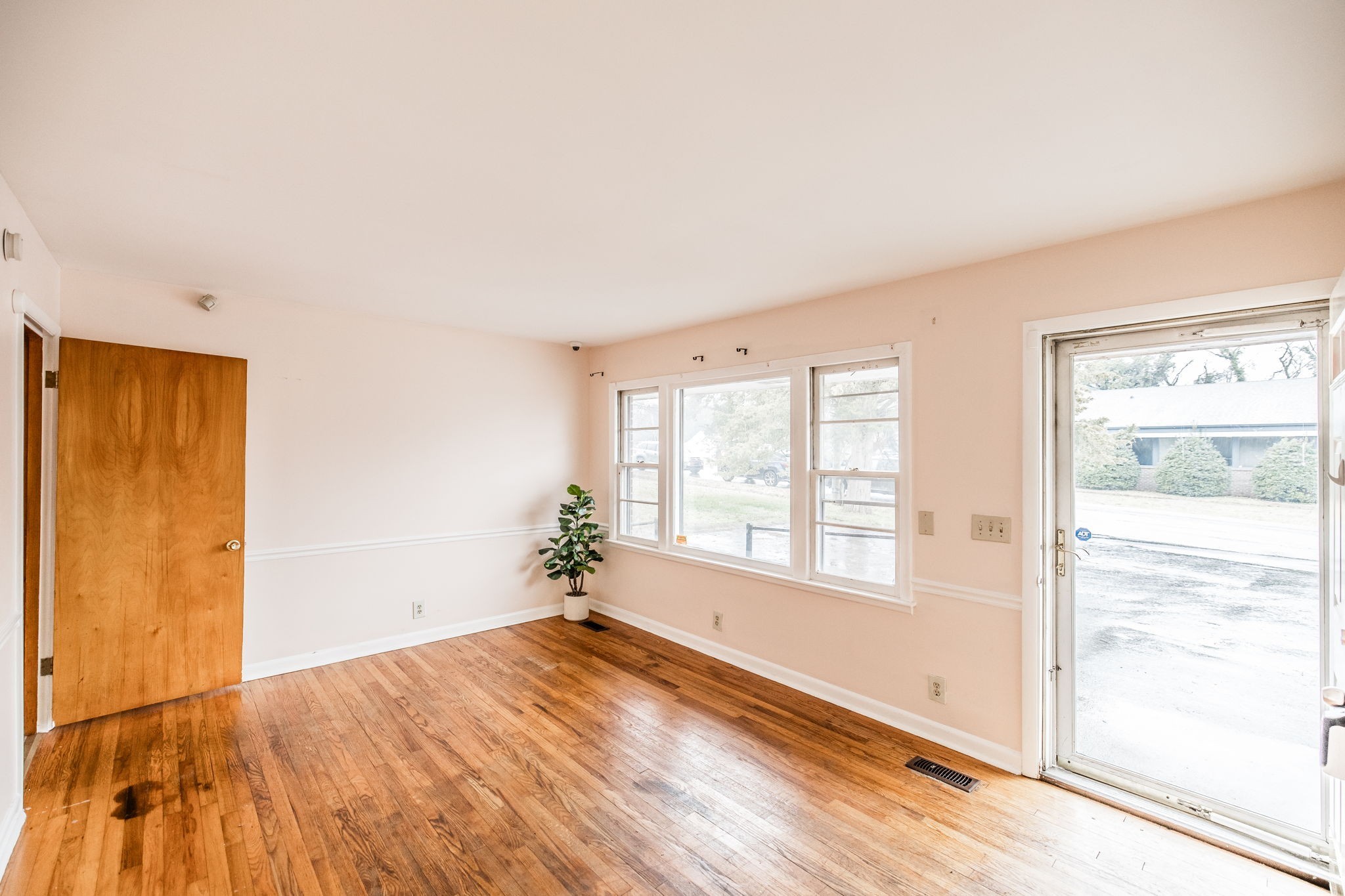 124 Glancy St Property Photo 8