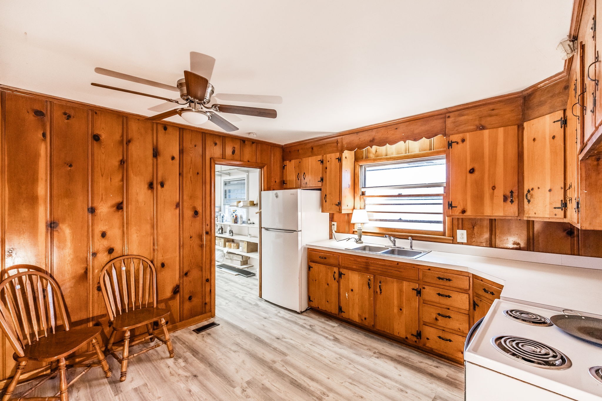 124 Glancy St Property Photo 12