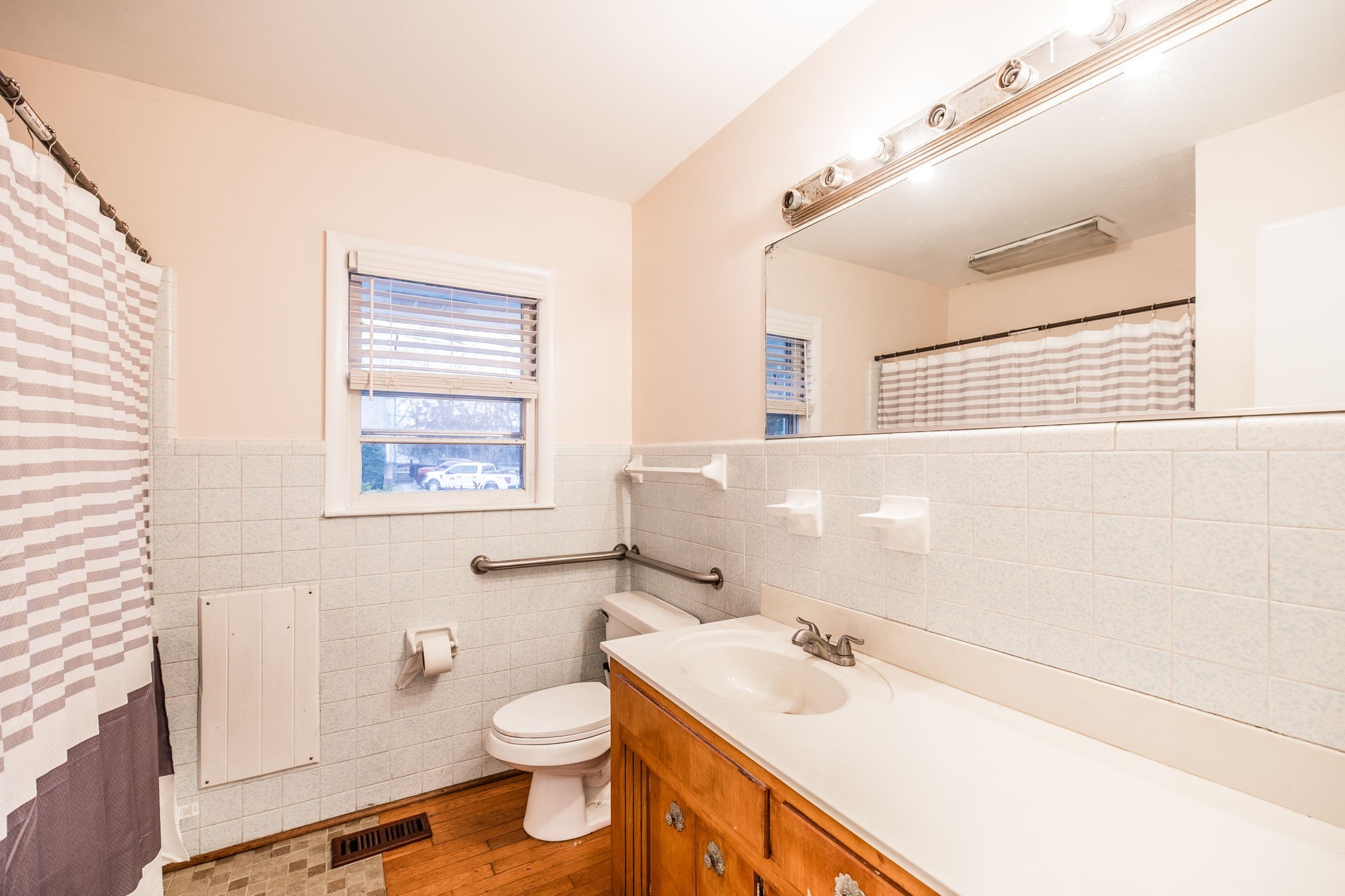 124 Glancy St Property Photo 19