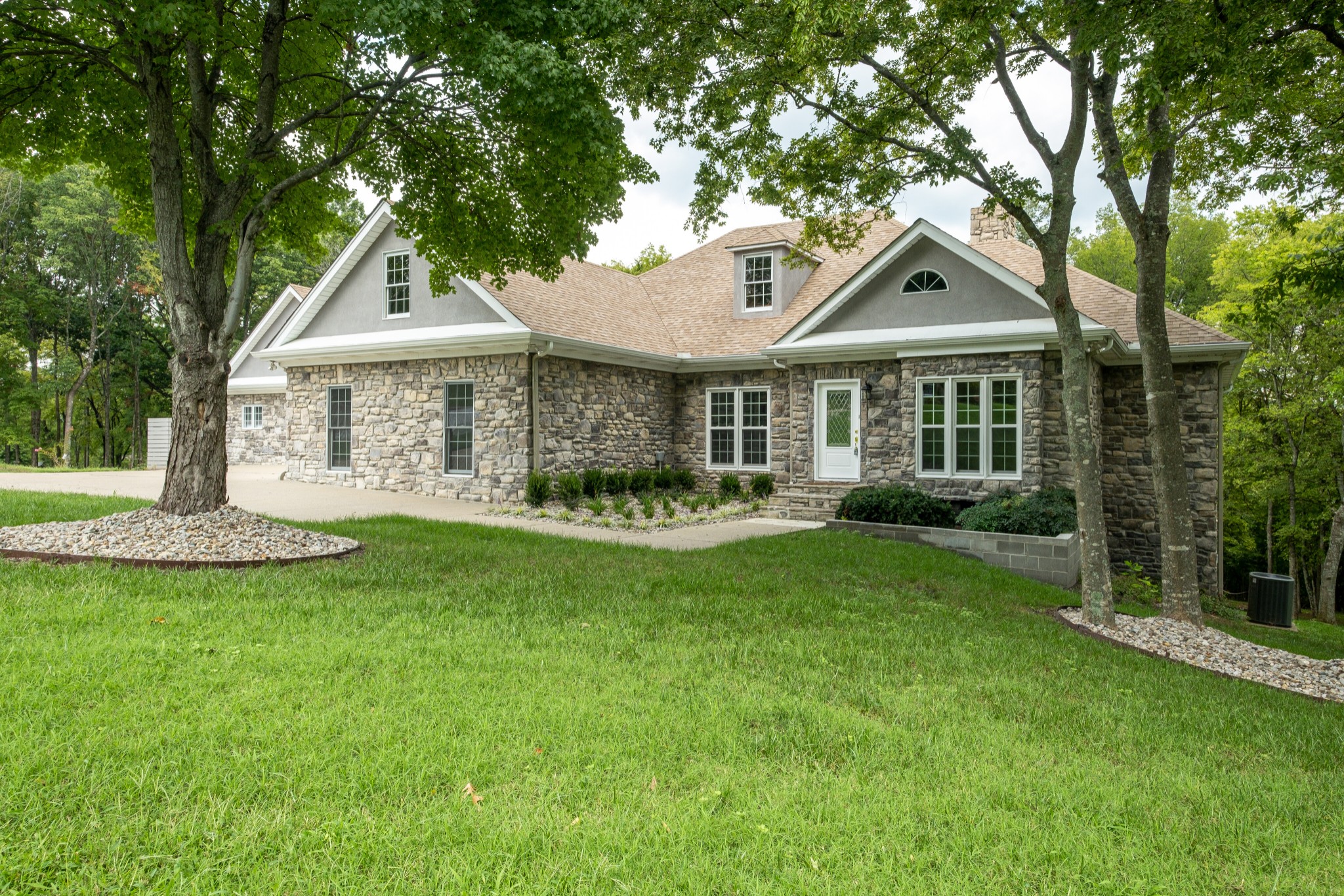 2 Stirlingshire Court Property Photo 1