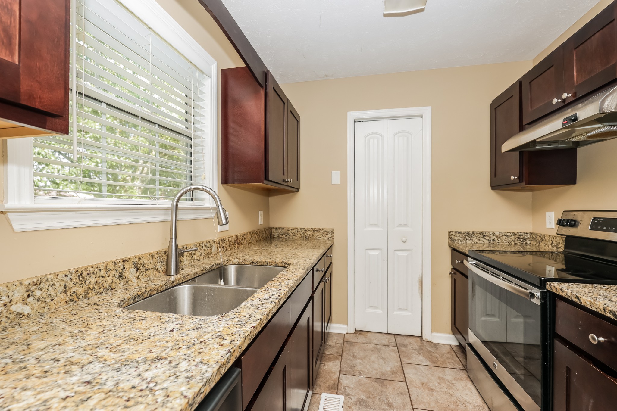 1805 Hickory Lawn Ct Property Photo 5