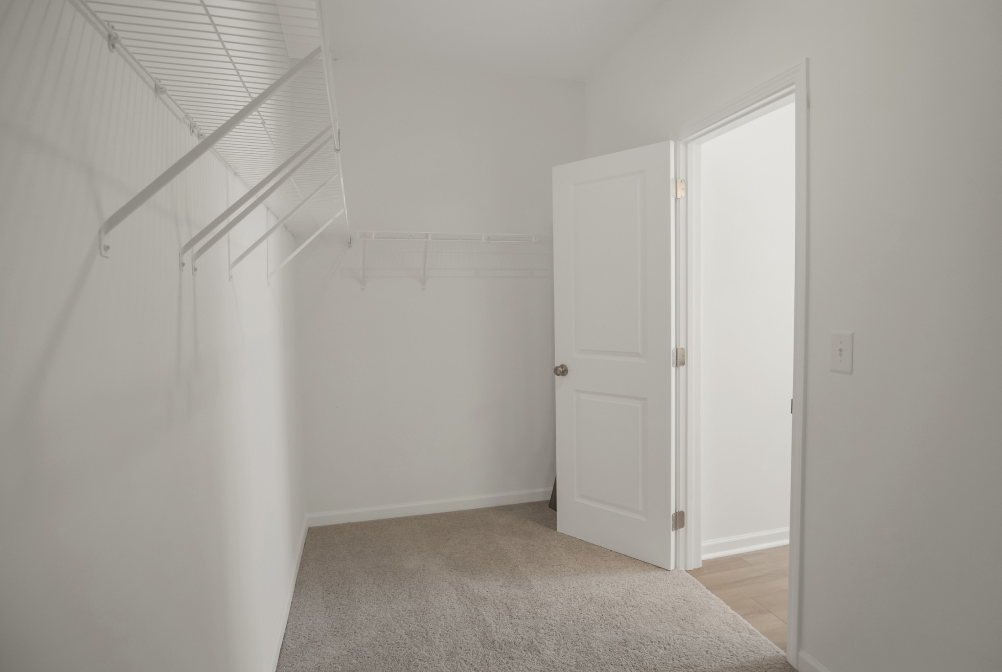 210 Gunnersbury Dr Property Photo 17