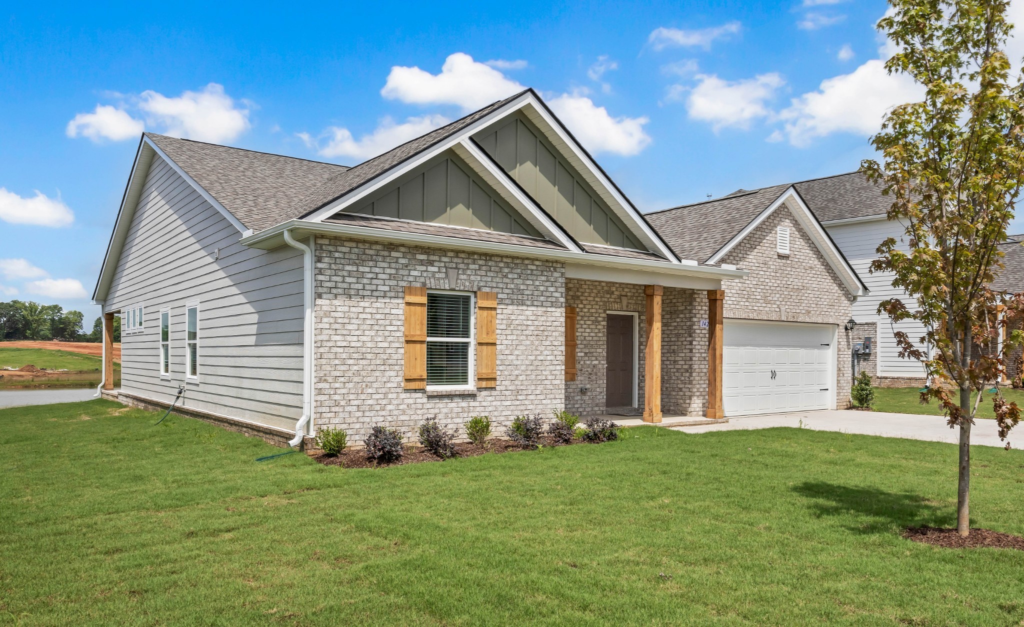 1420 English Oak Dr Property Photo 3