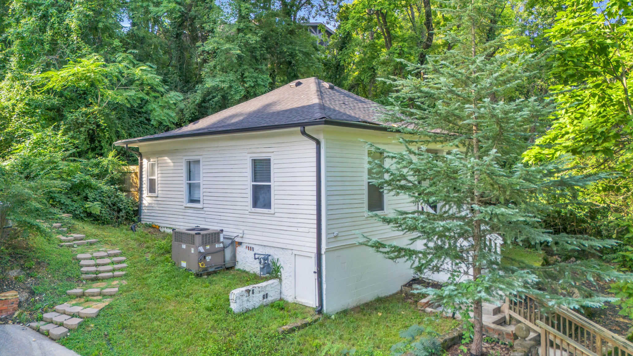 418 Thompson Street Property Photo 3