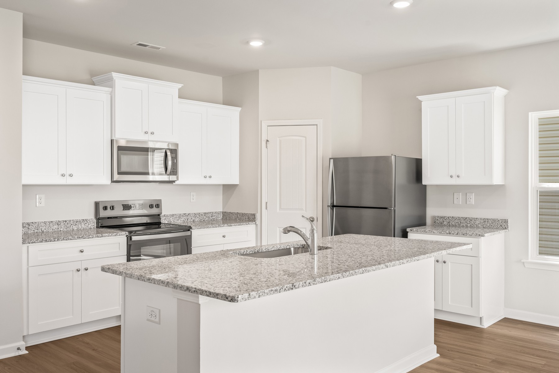 2048 Lala Loop Property Photo 5