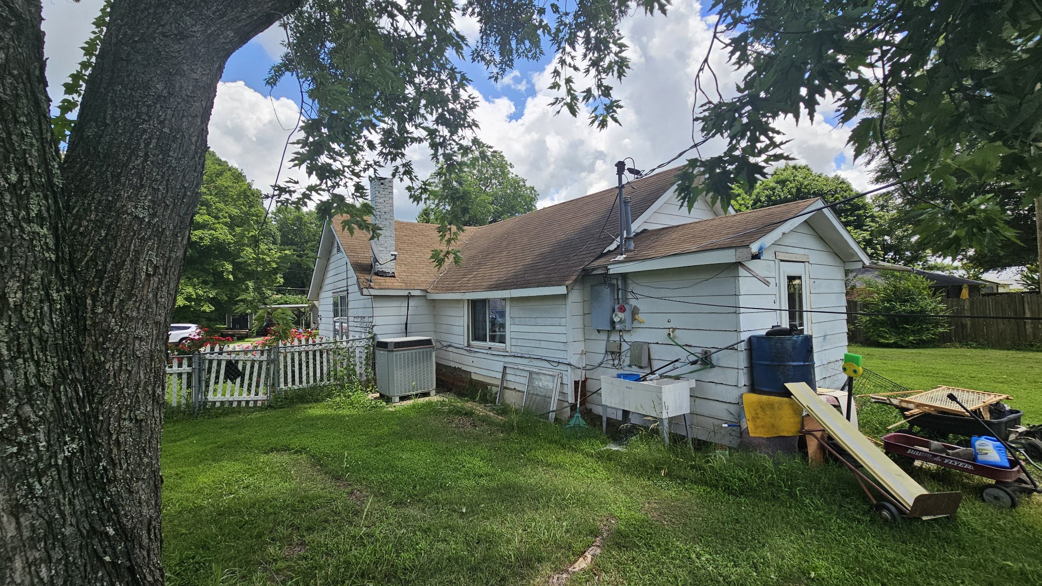 238 Linden St Property Photo 4