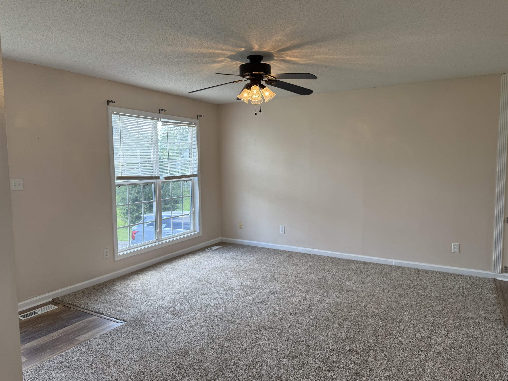 261 N Bombay Ct Property Photo 3
