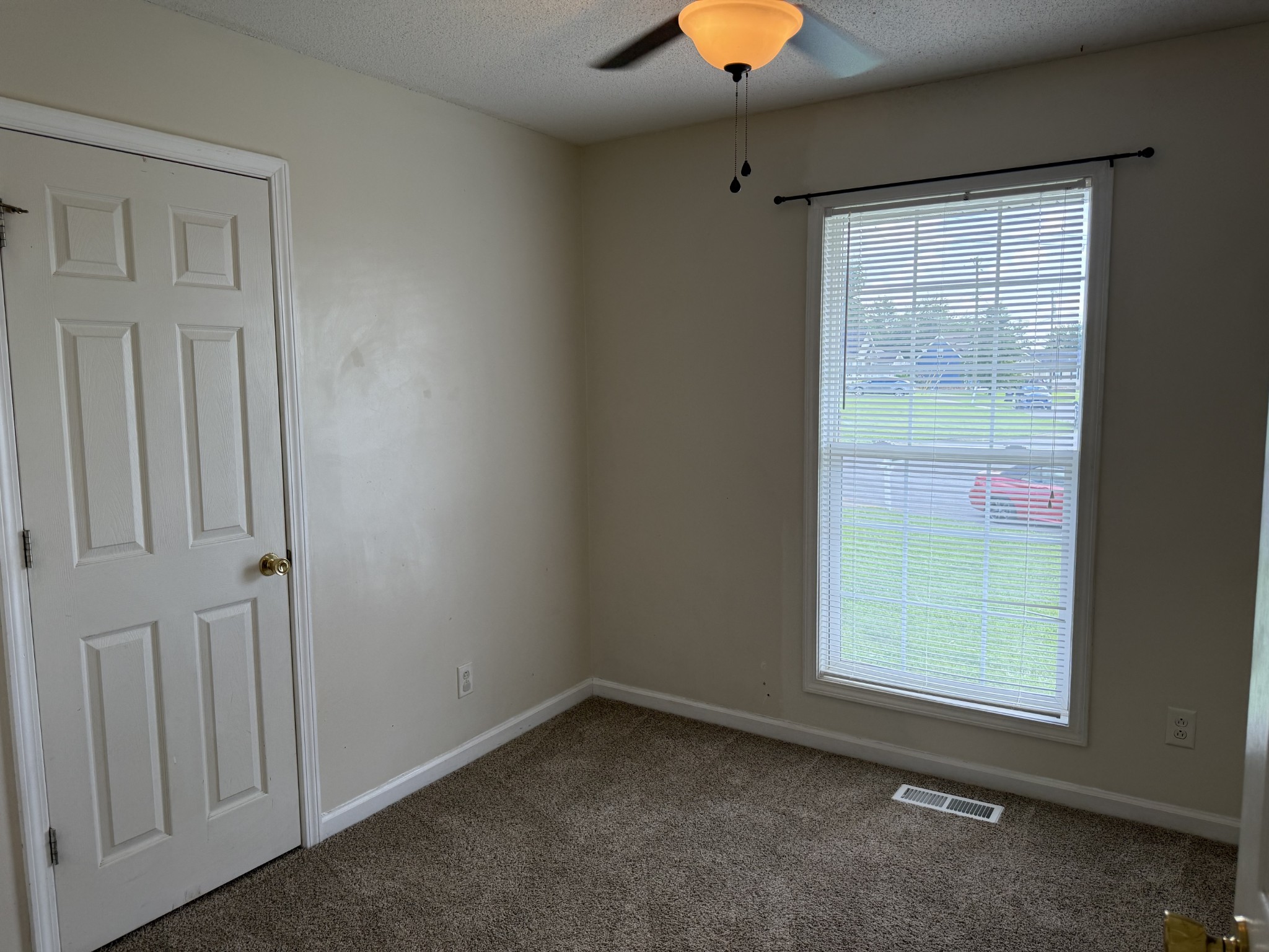 261 N Bombay Ct Property Photo 5