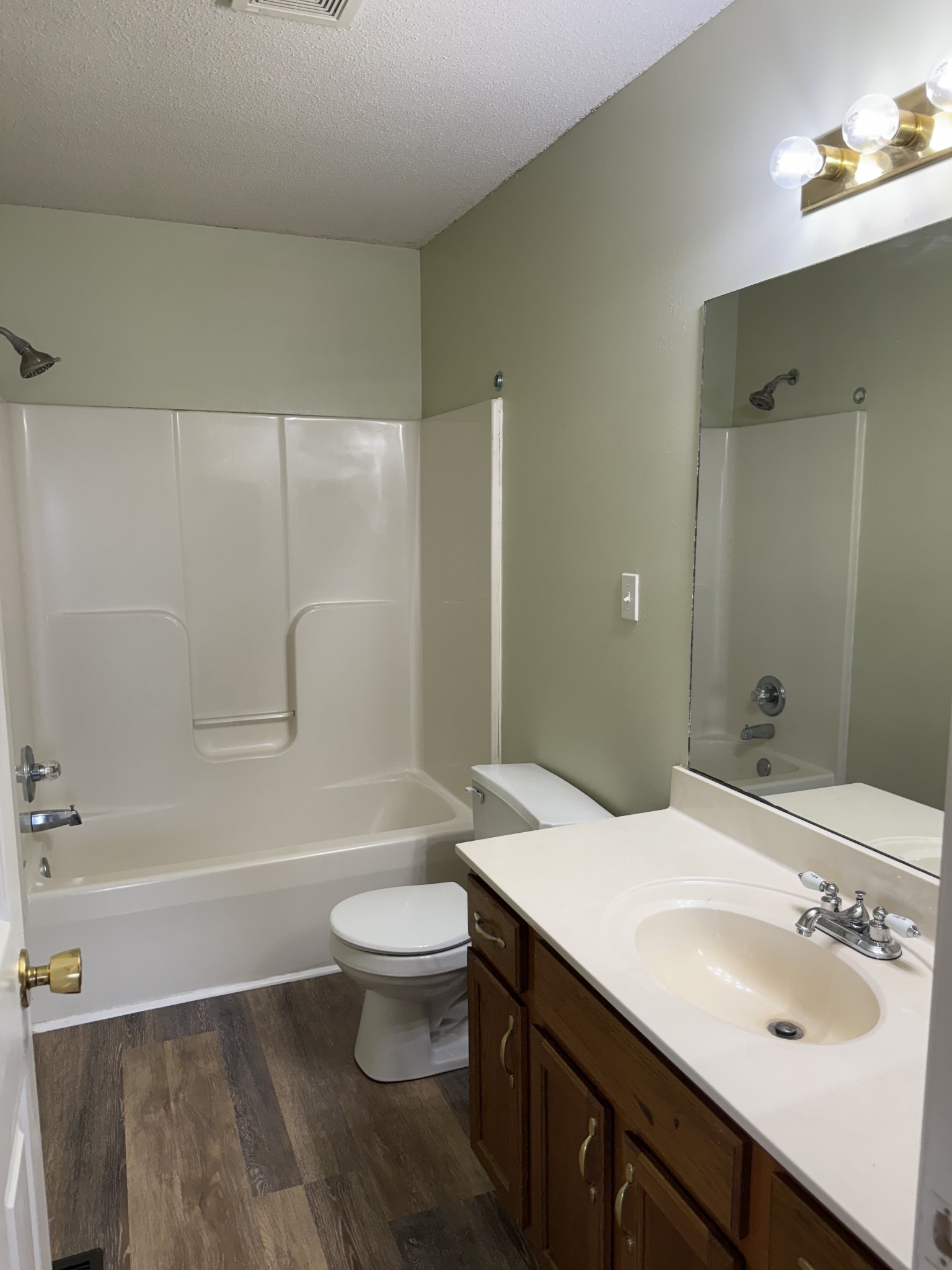 261 N Bombay Ct Property Photo 6
