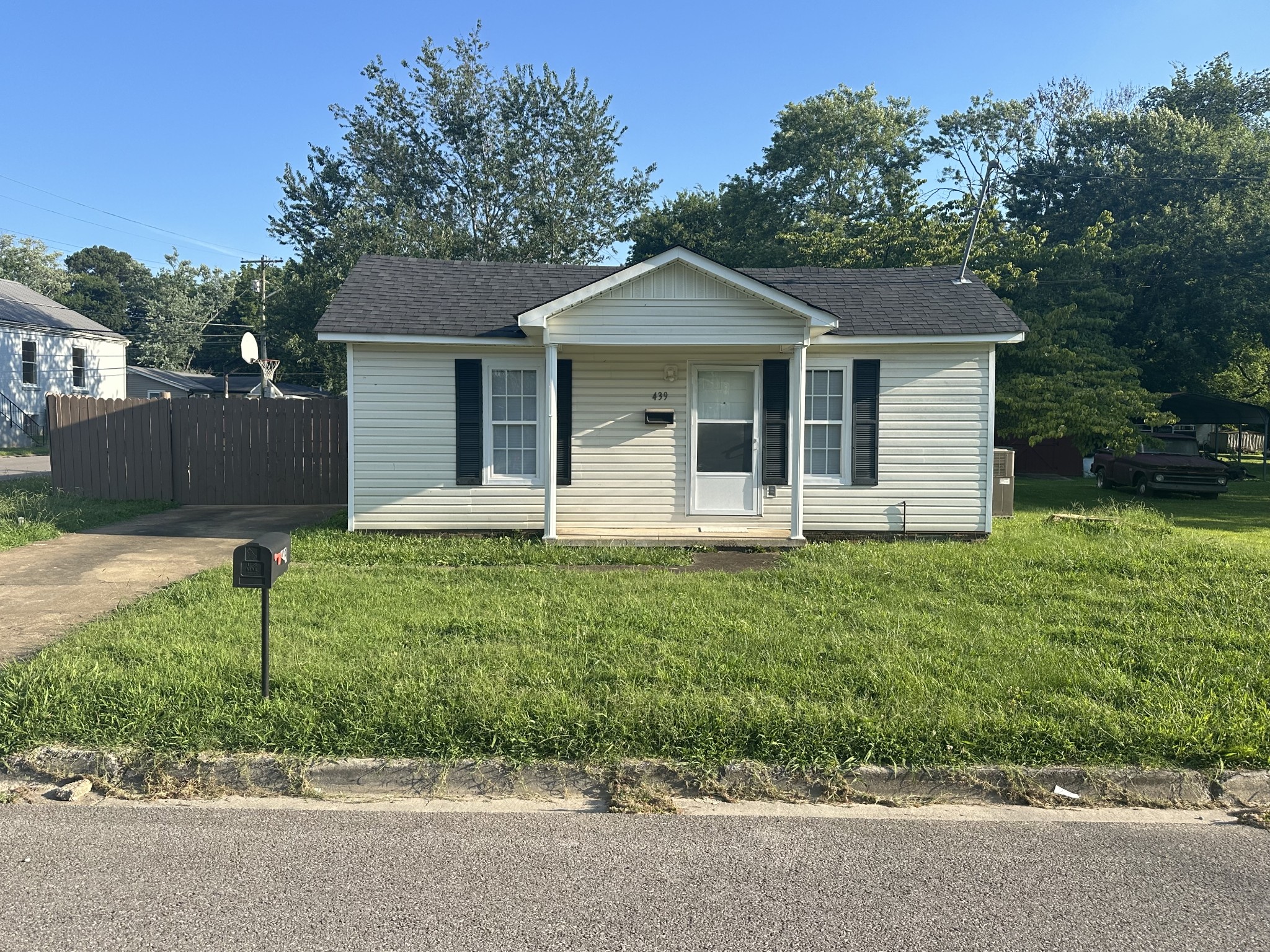 439 4th St Property Photo 1
