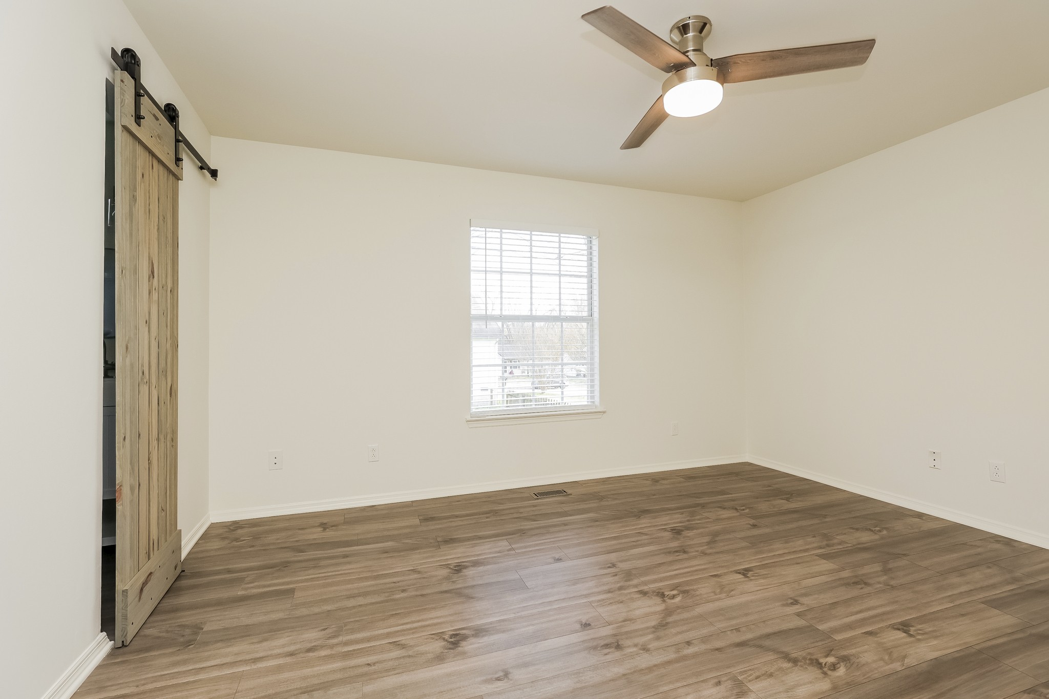 100 Dalya Ln Property Photo 10