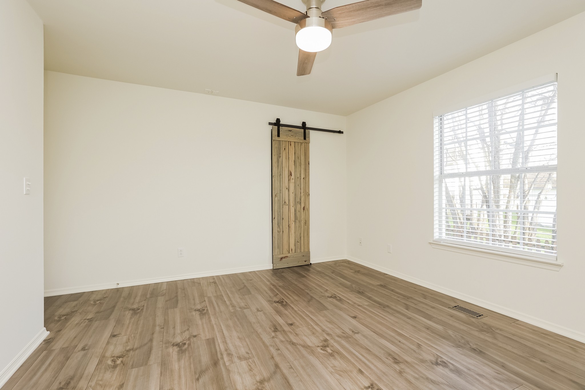 100 Dalya Ln Property Photo 11