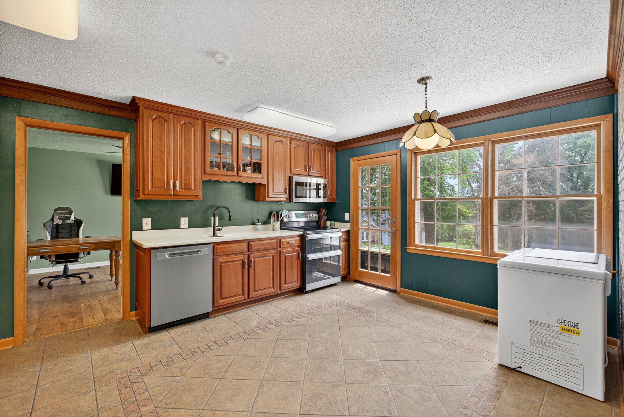 1802 Dunroamin Ln Property Photo 16