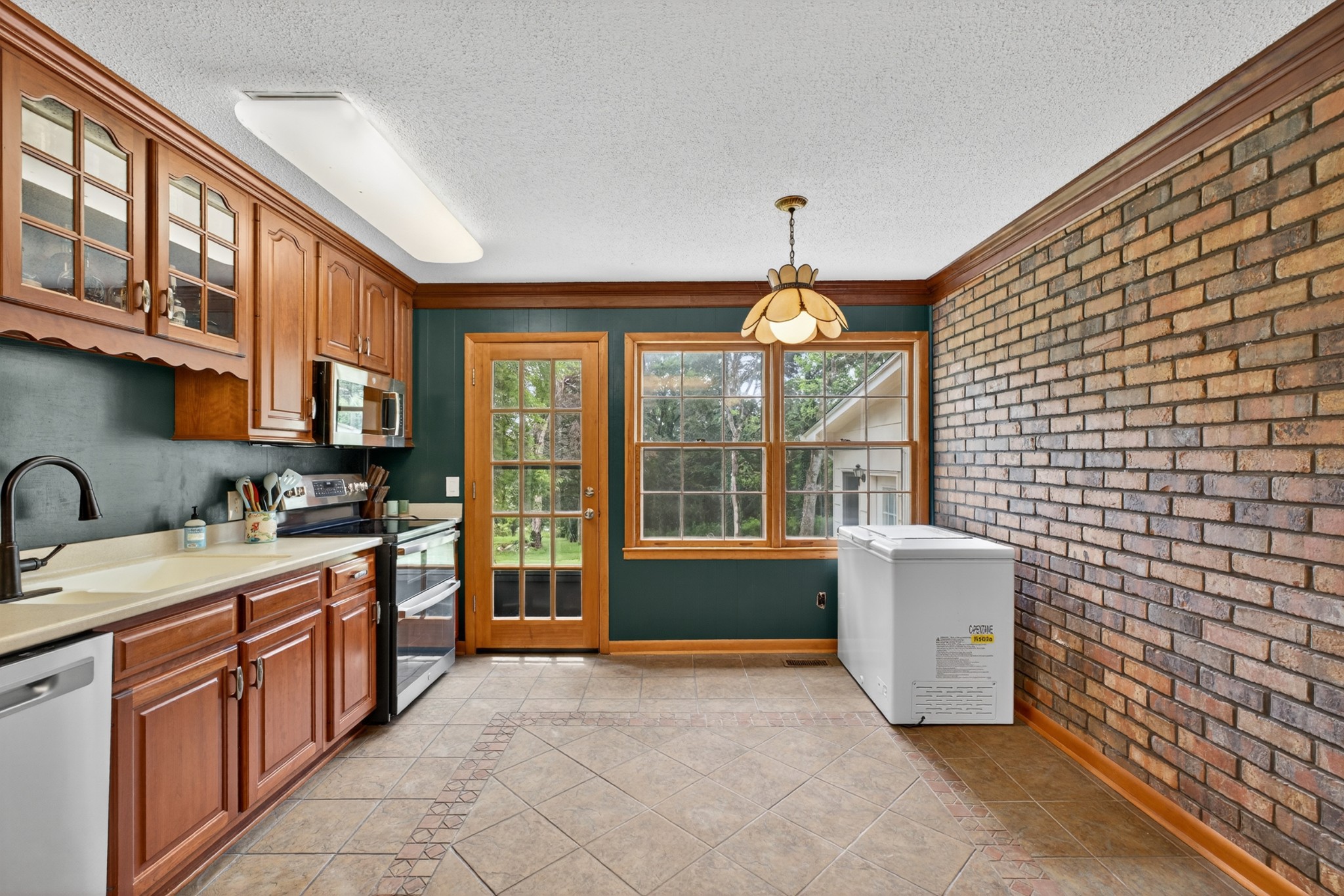1802 Dunroamin Ln Property Photo 17