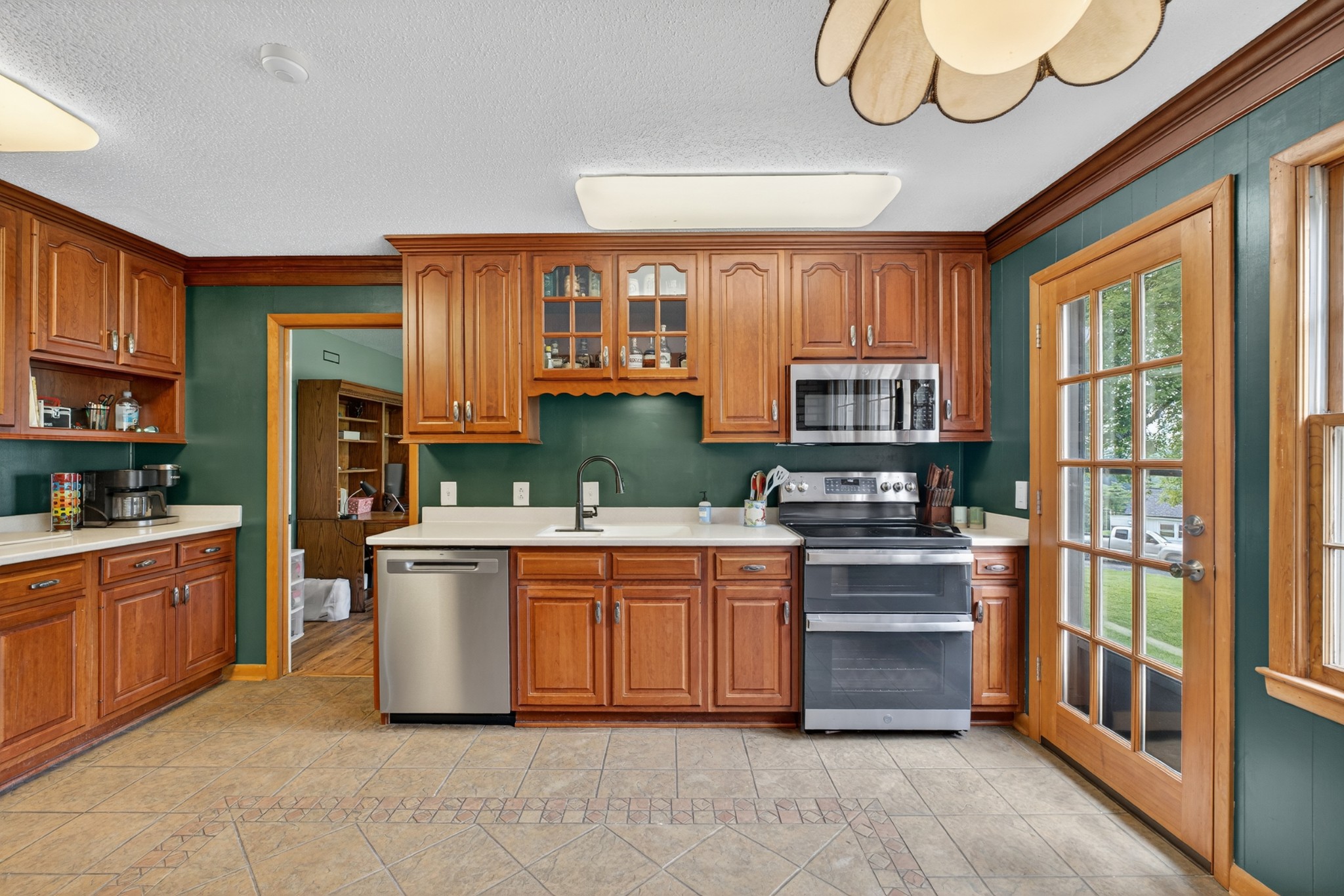 1802 Dunroamin Ln Property Photo 18