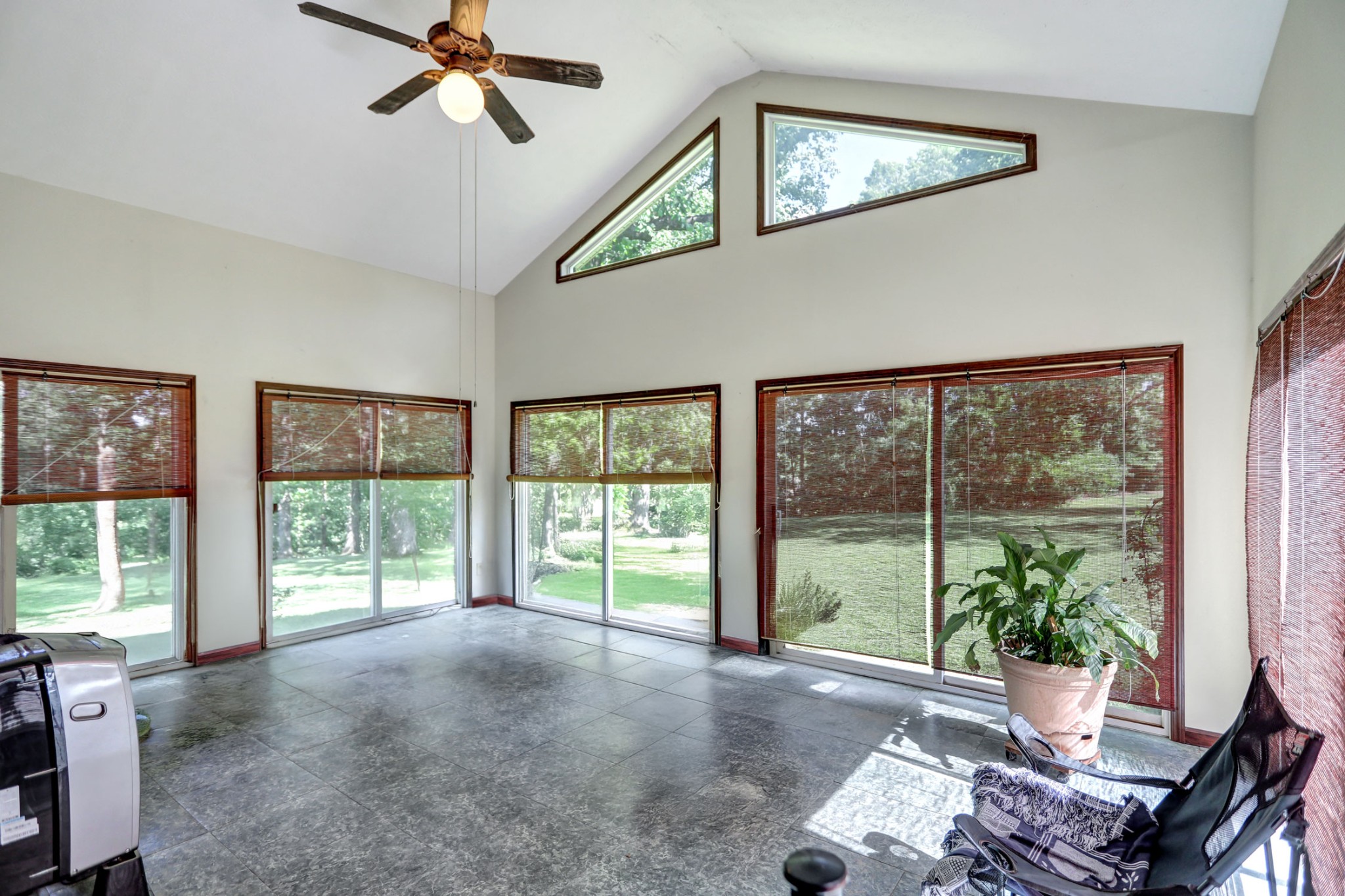 1122 Fairfield Rd Property Photo 3