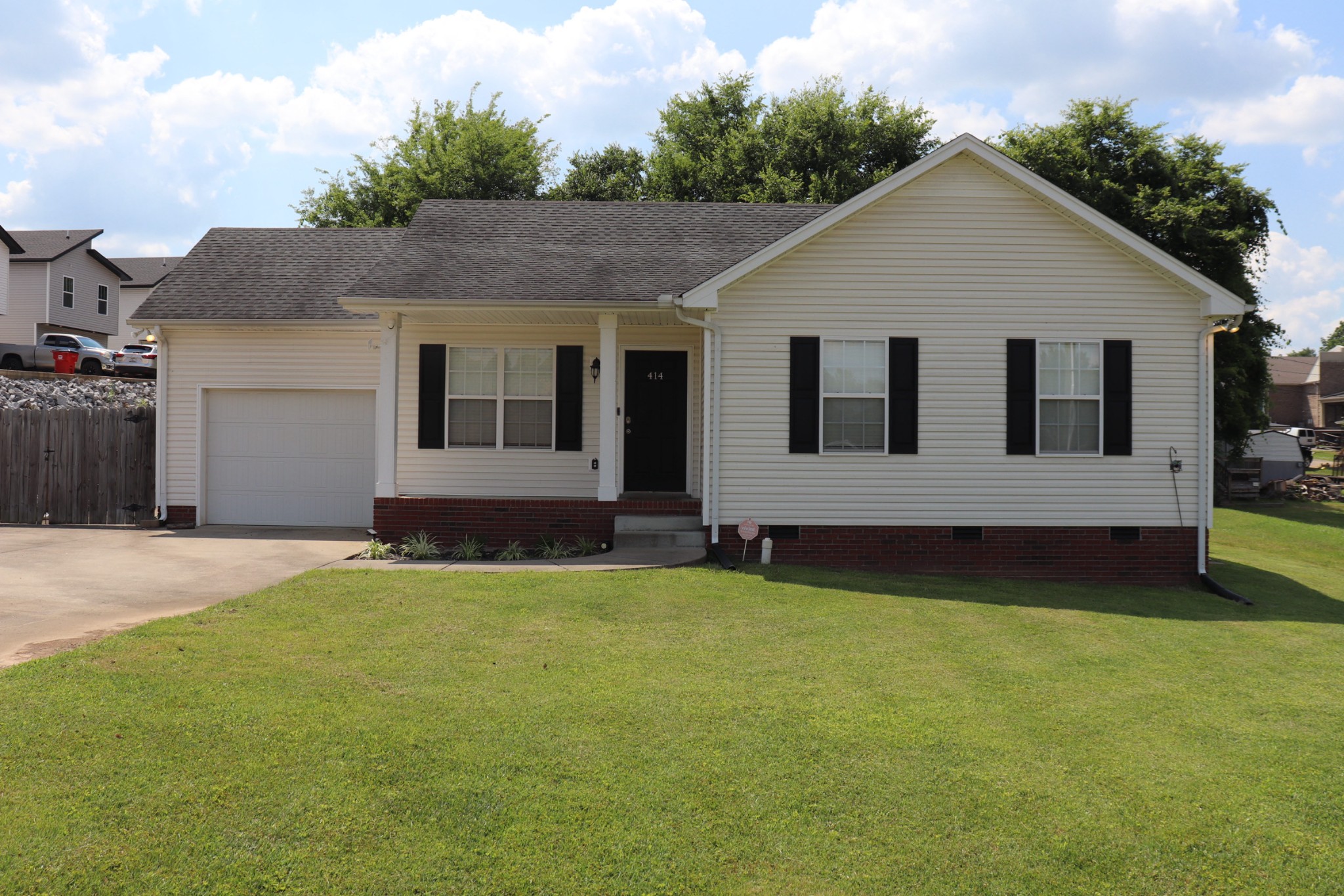414 Kelly Ln Property Photo 2
