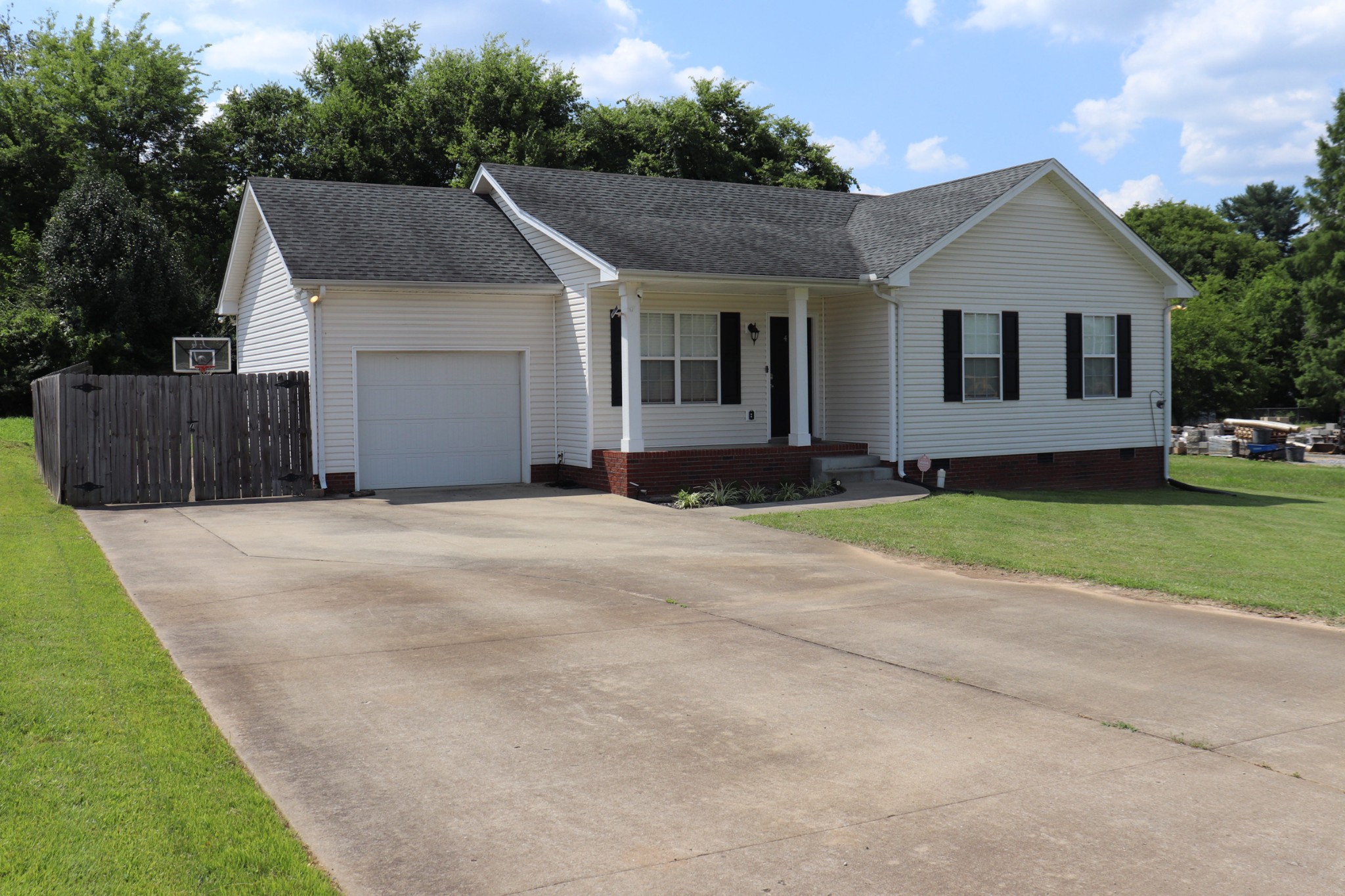 414 Kelly Ln Property Photo 3