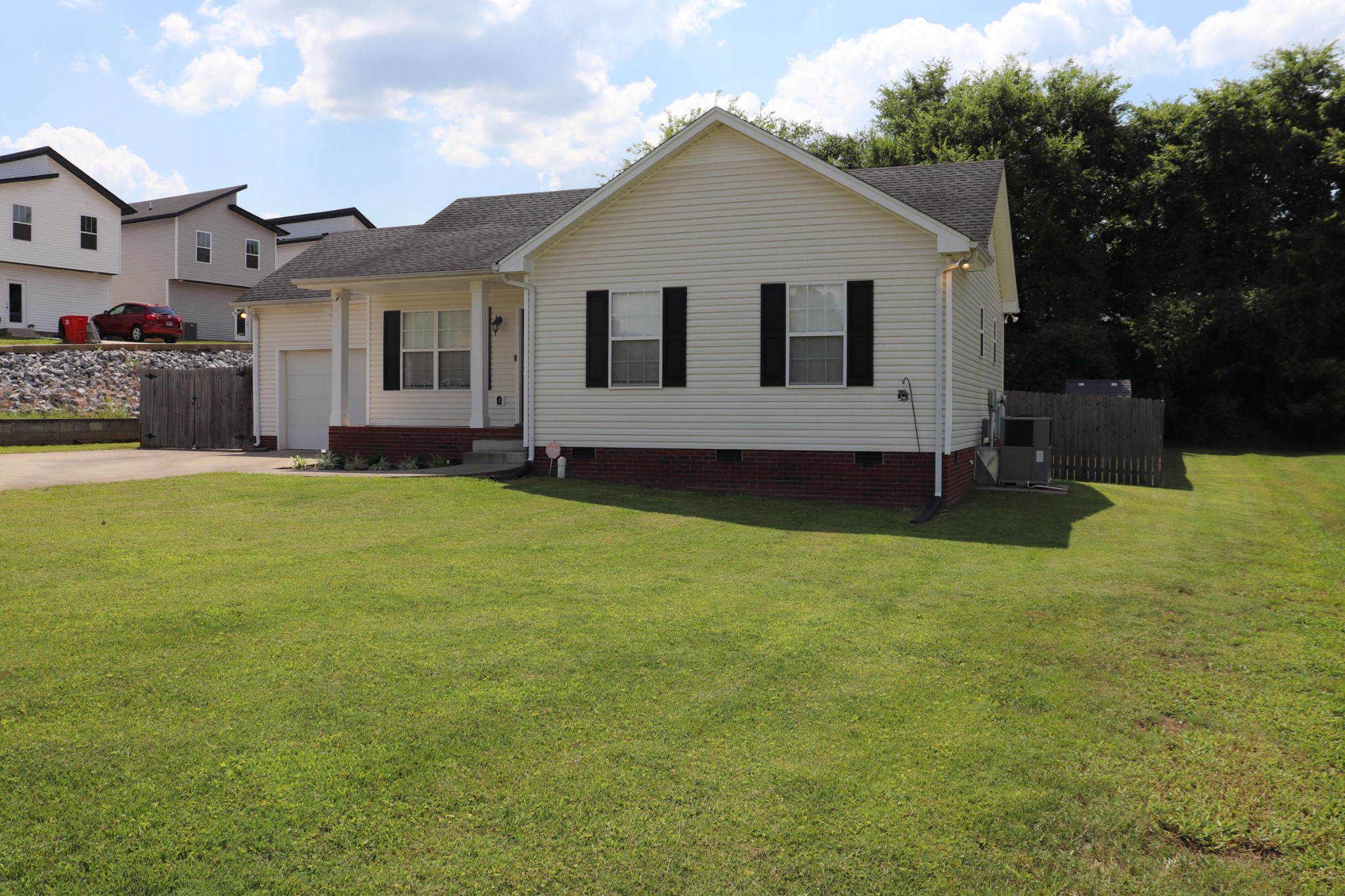 414 Kelly Ln Property Photo 4