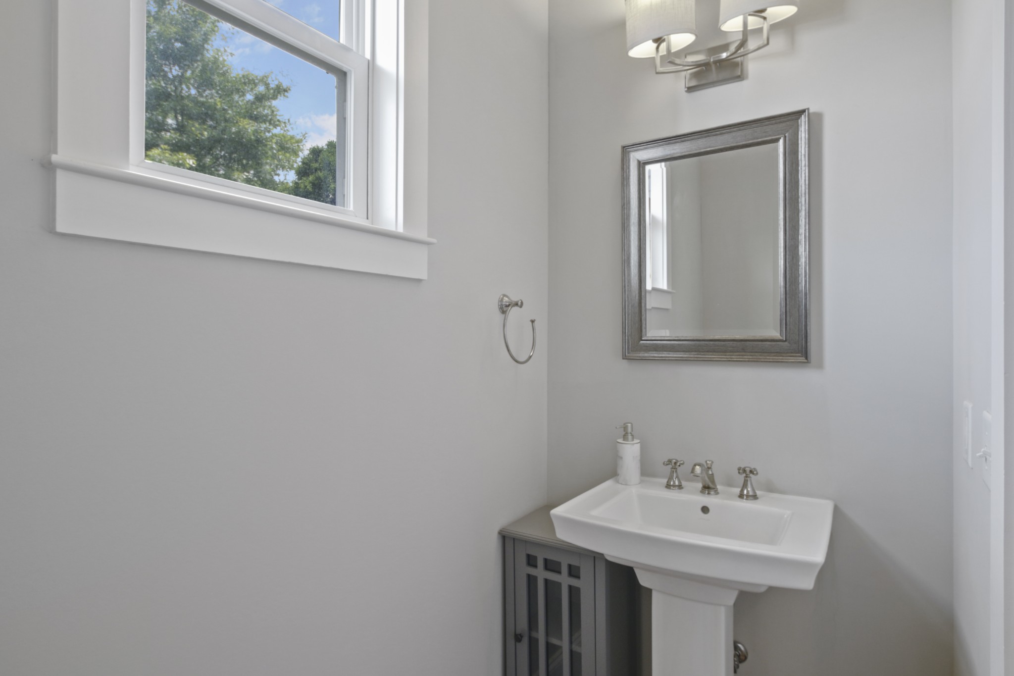 2247 Greenwood Ave Property Photo 6