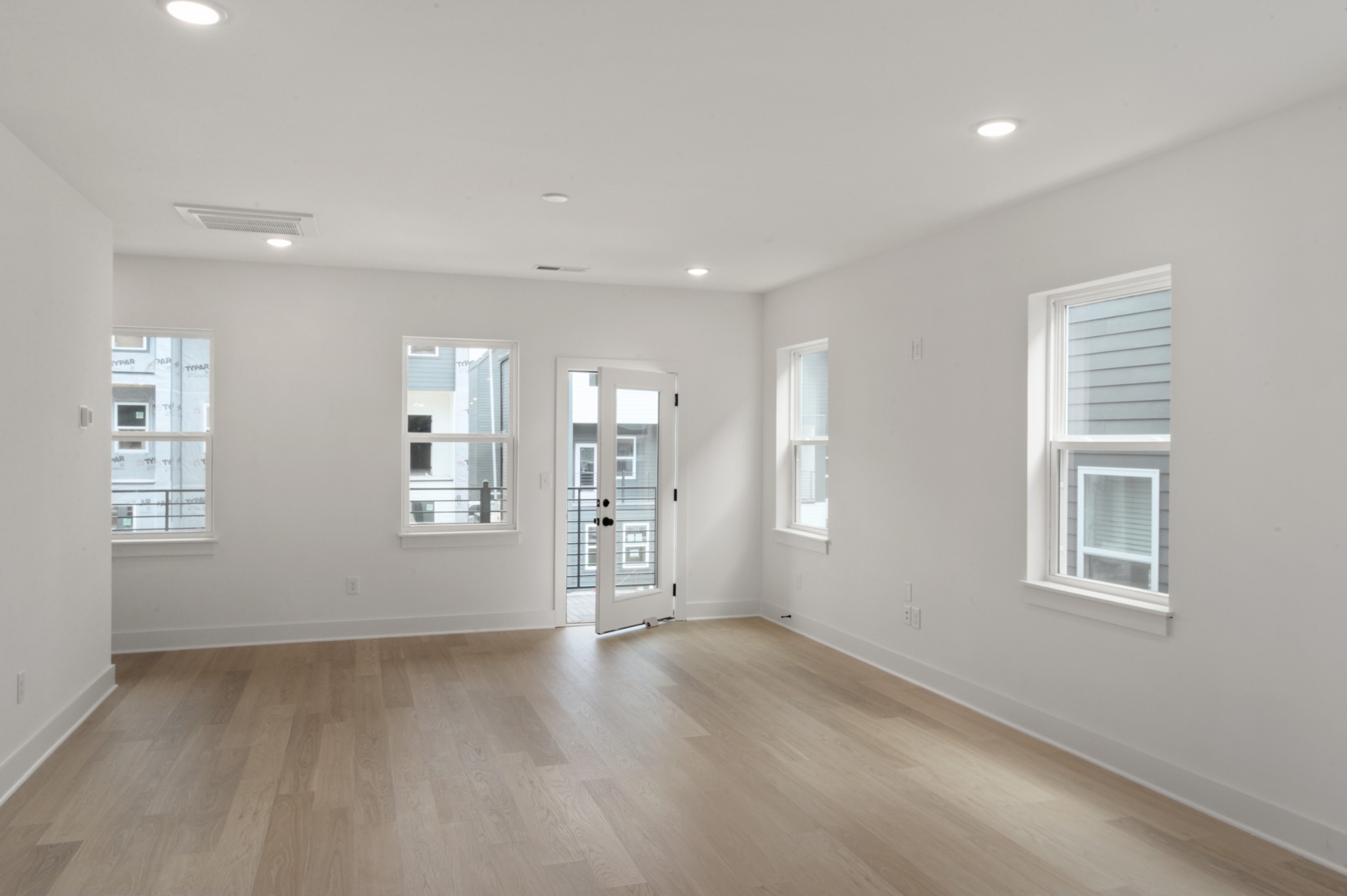550 Markham St Property Photo 6
