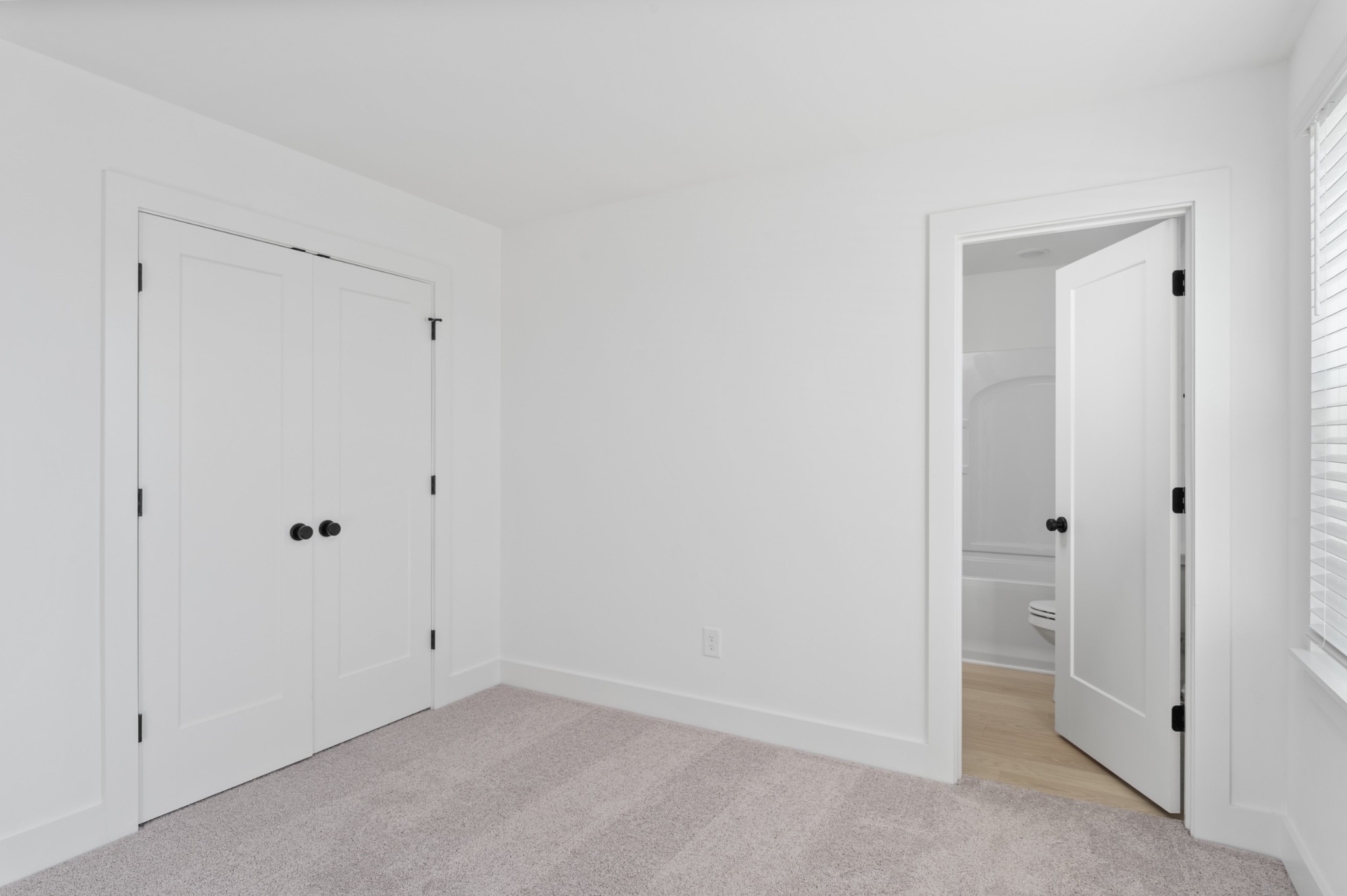 550 Markham St Property Photo 10