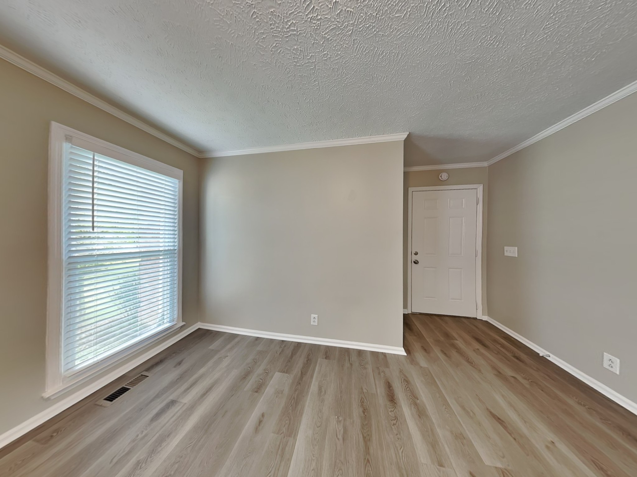 2103 Winthorne Ln Property Photo 3