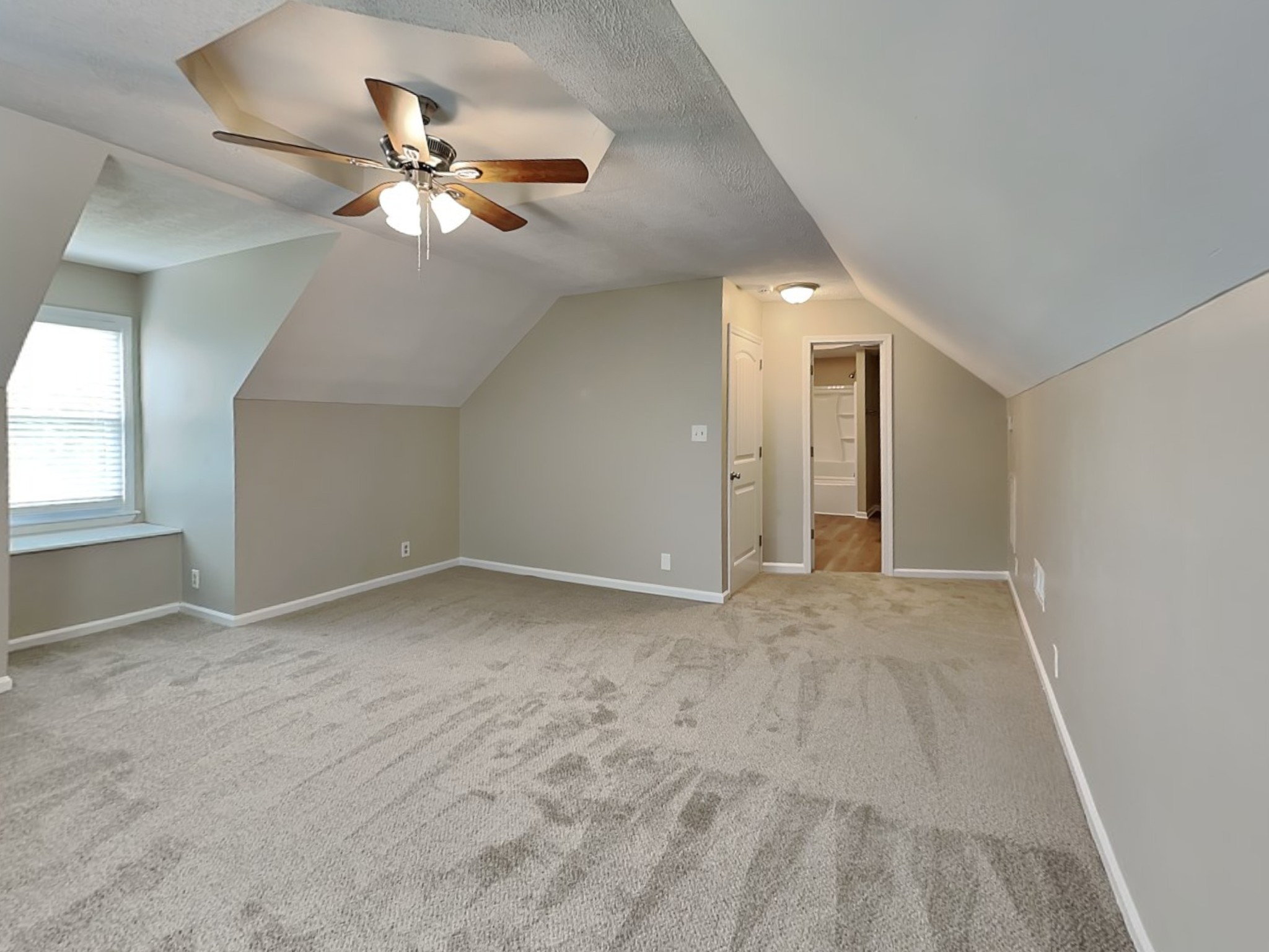 2103 Winthorne Ln Property Photo 5