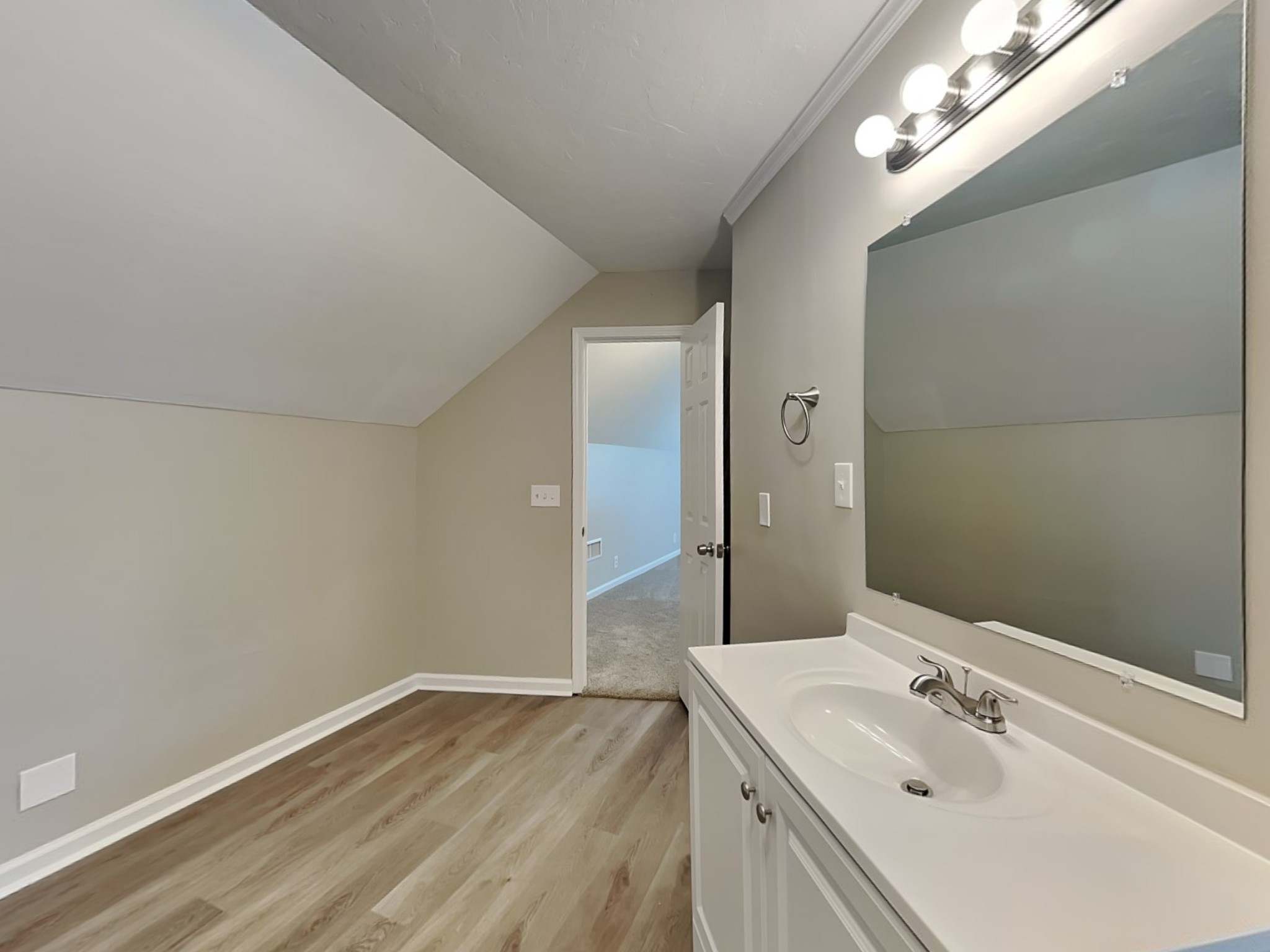 2103 Winthorne Ln Property Photo 7