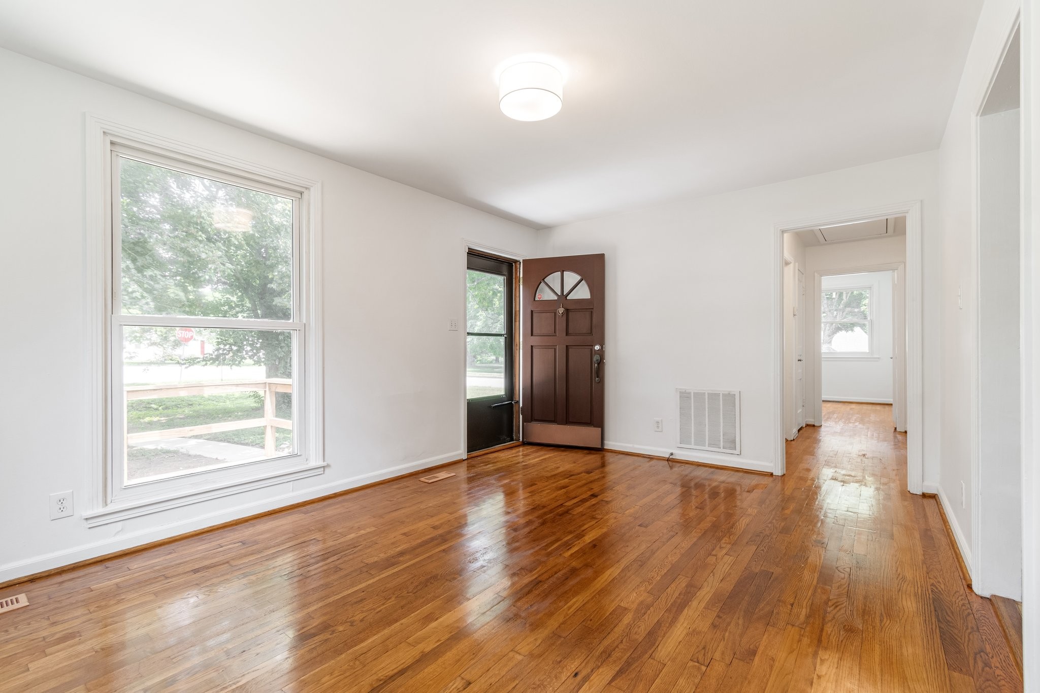 5518 Meadowcrest Ln Property Photo 3