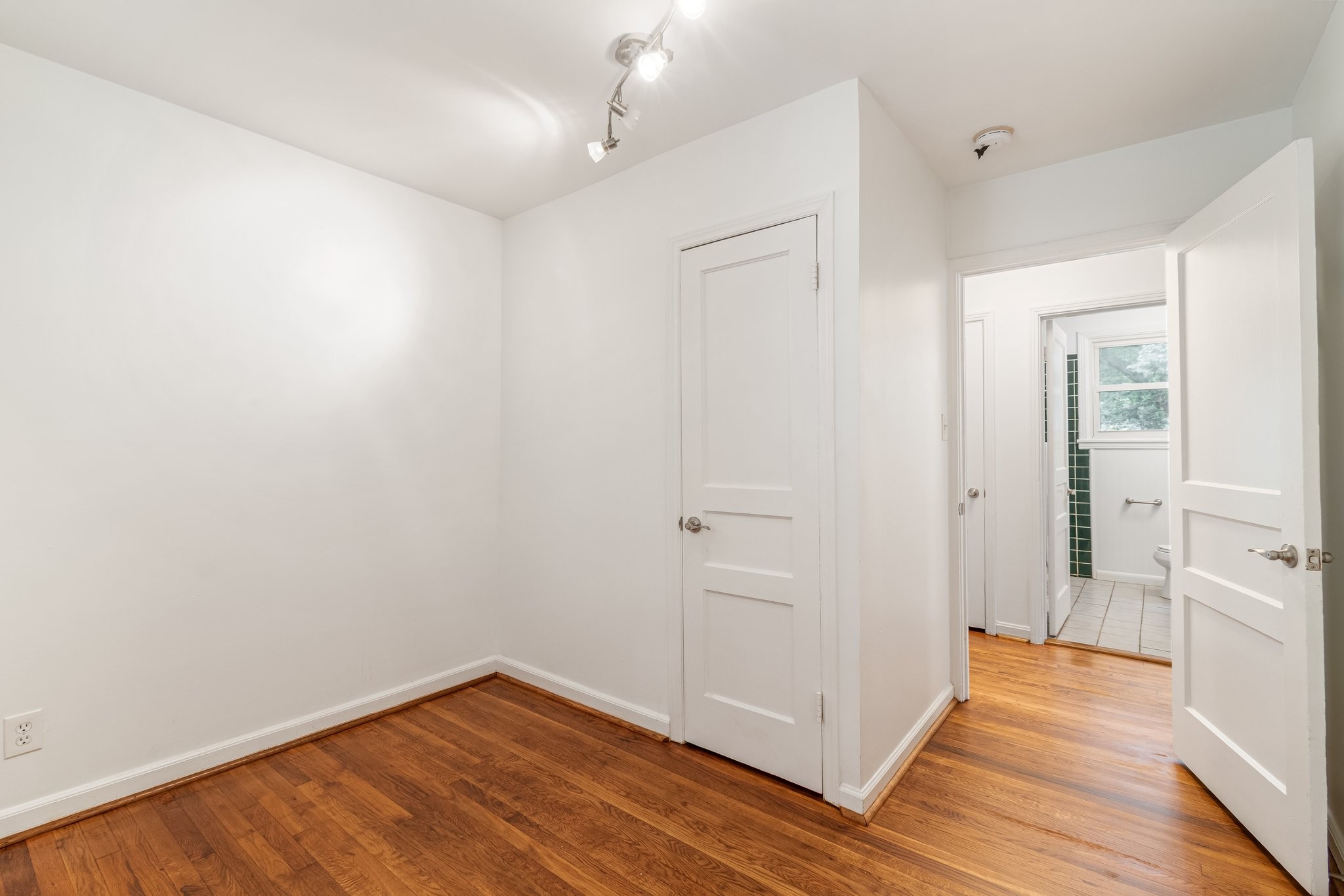 5518 Meadowcrest Ln Property Photo 8