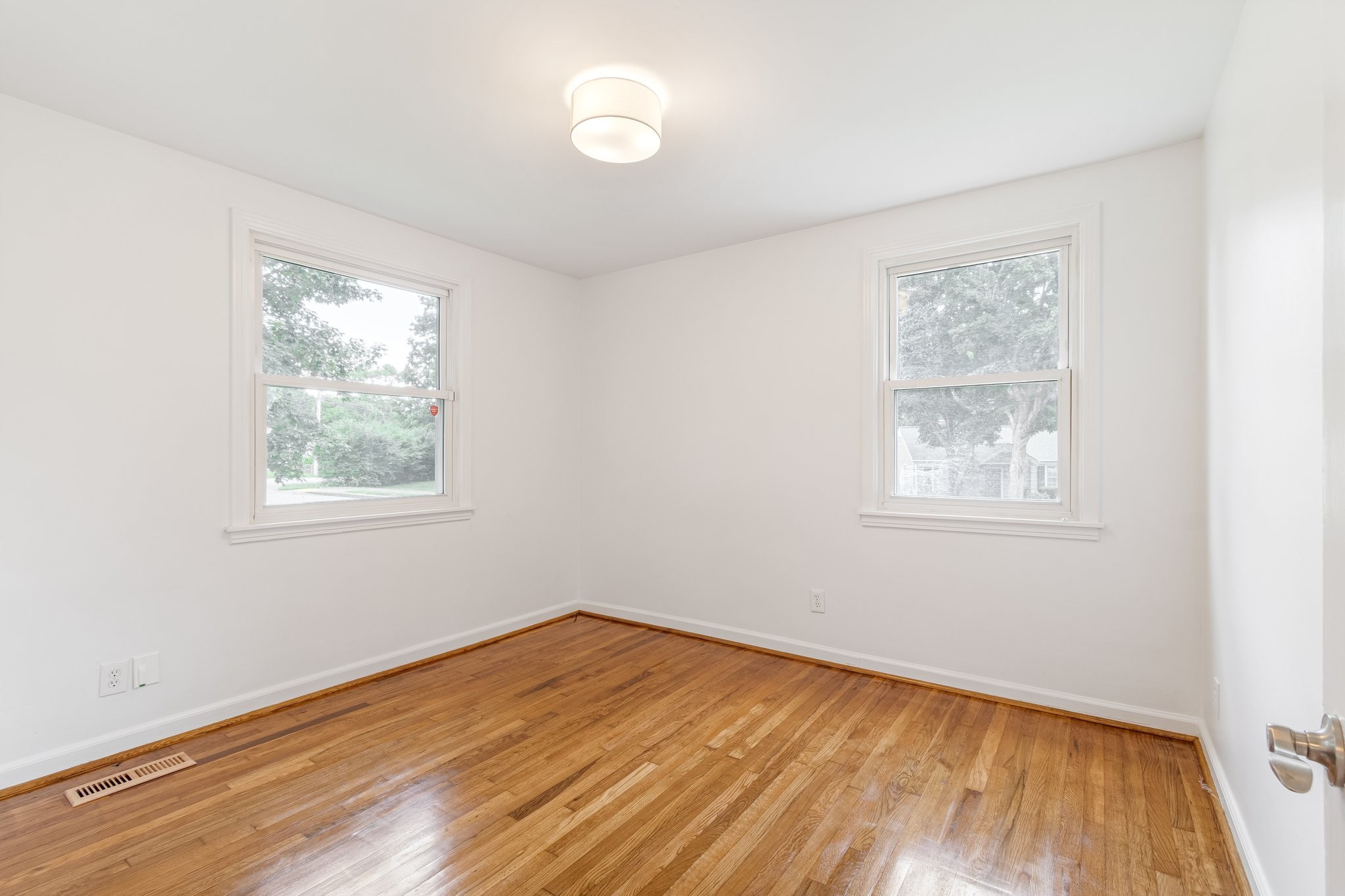5518 Meadowcrest Ln Property Photo 10