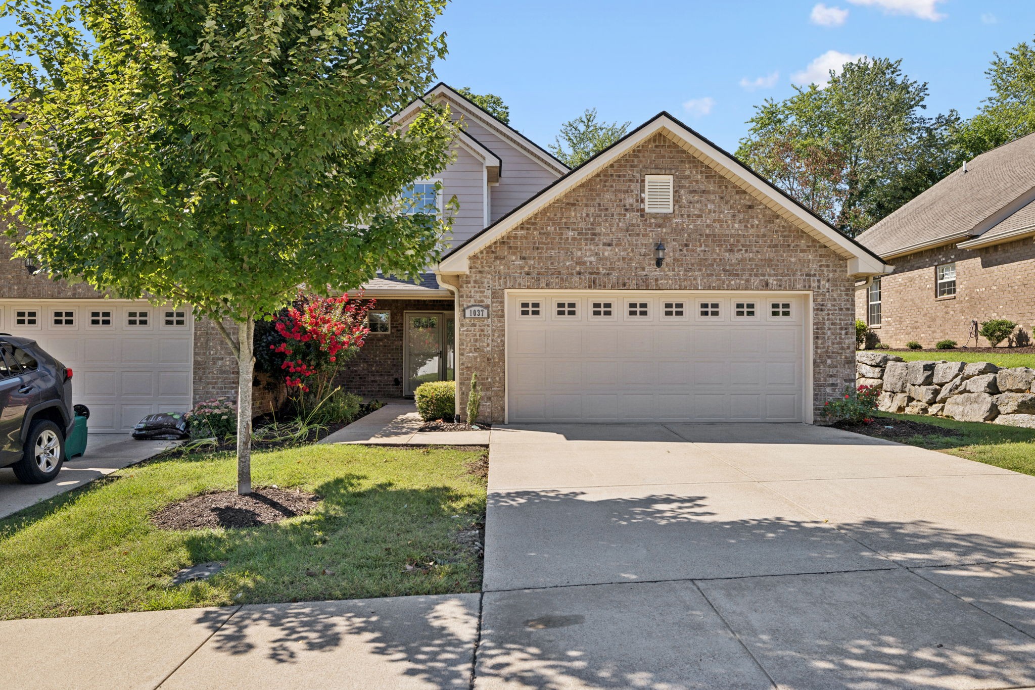 1037 Irish Way Property Photo 2