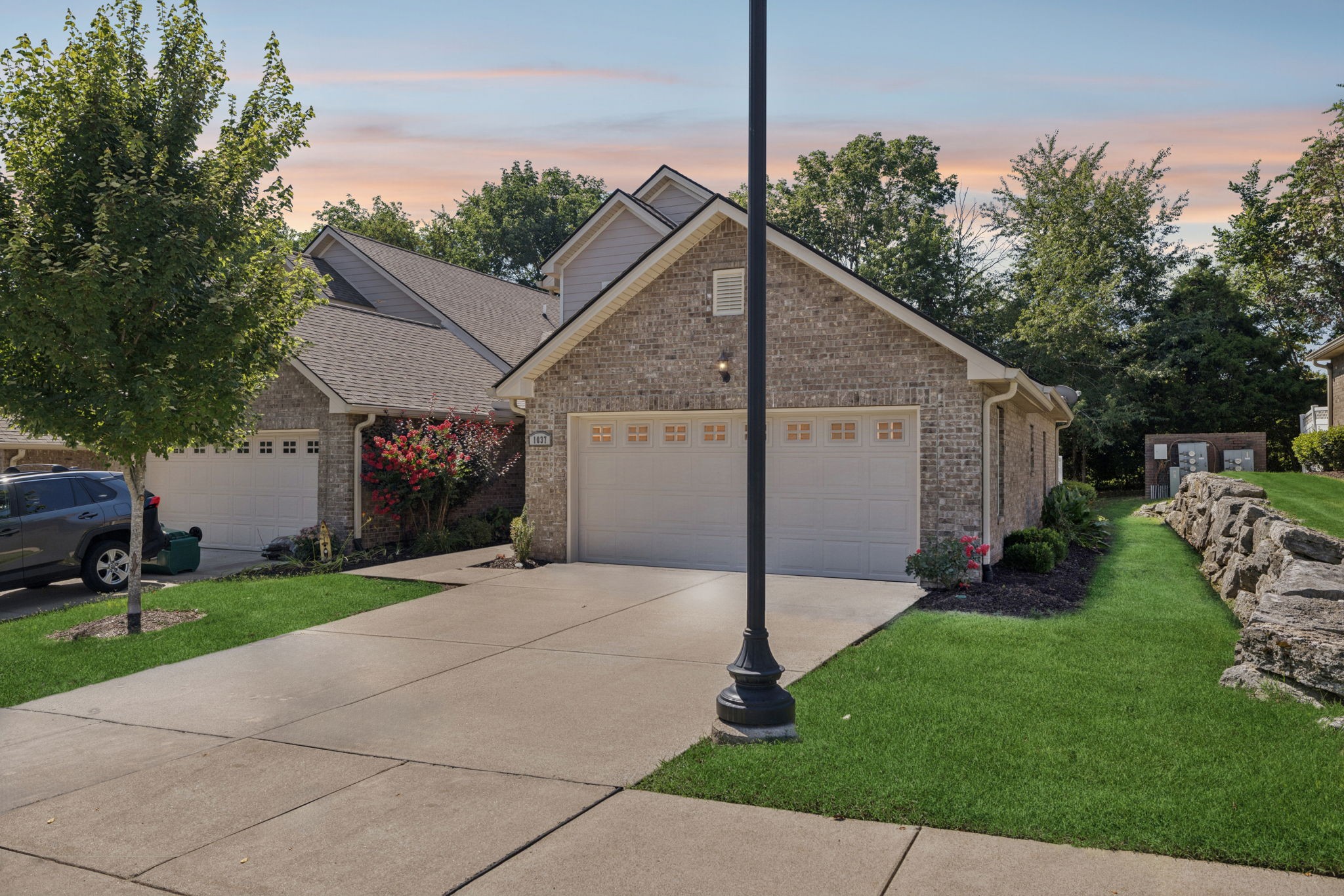 1037 Irish Way Property Photo 3