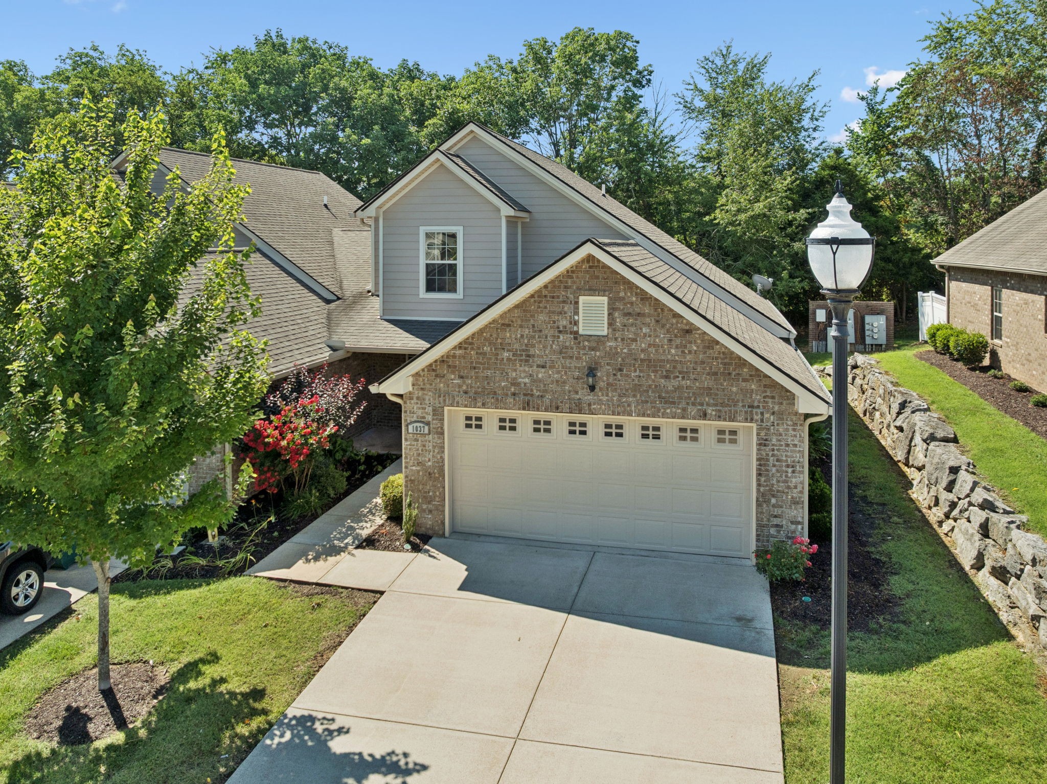1037 Irish Way Property Photo 4