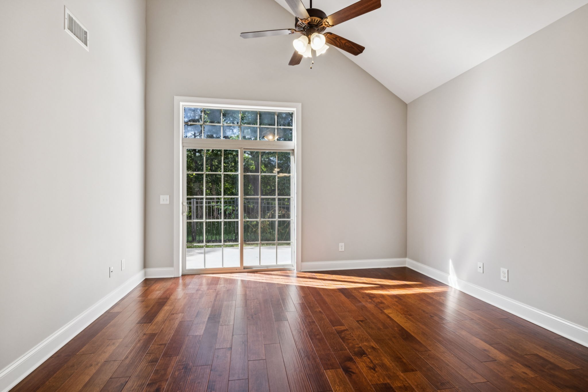 1037 Irish Way Property Photo 11