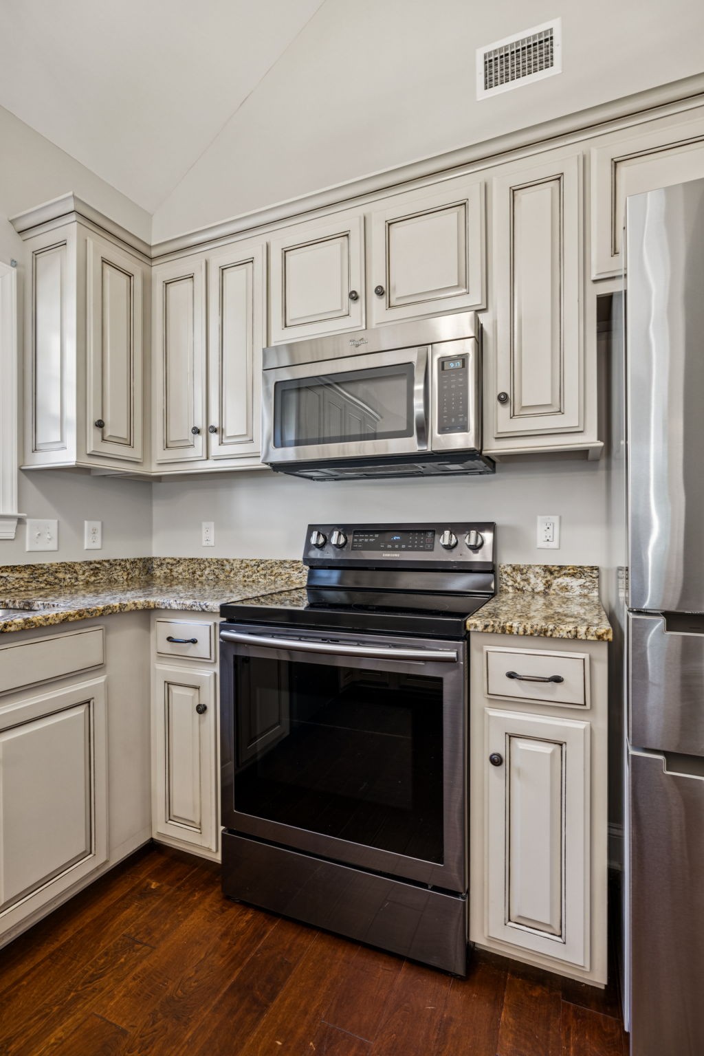 1037 Irish Way Property Photo 33