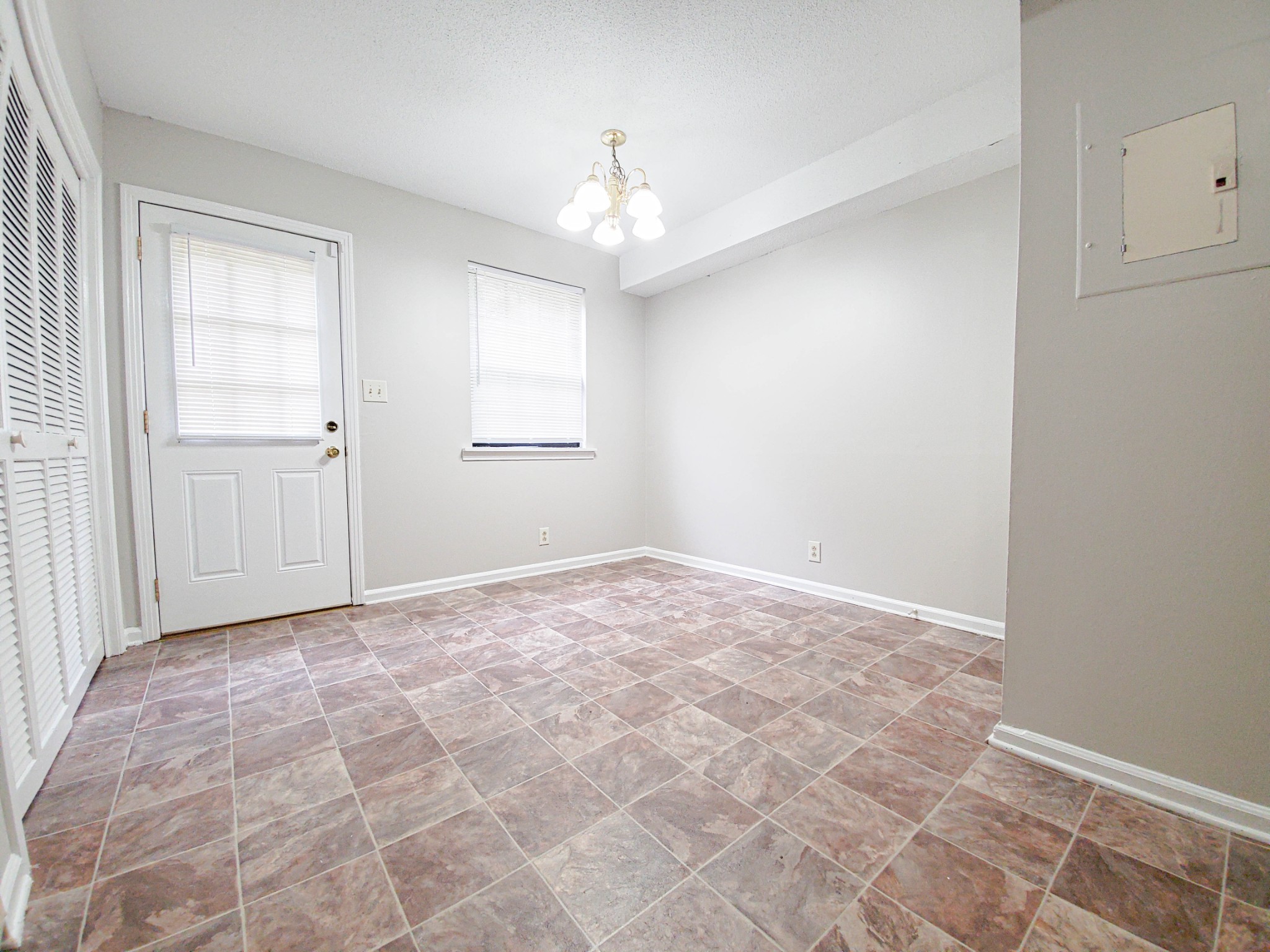 1561 E Knollwood Circle Property Photo 6