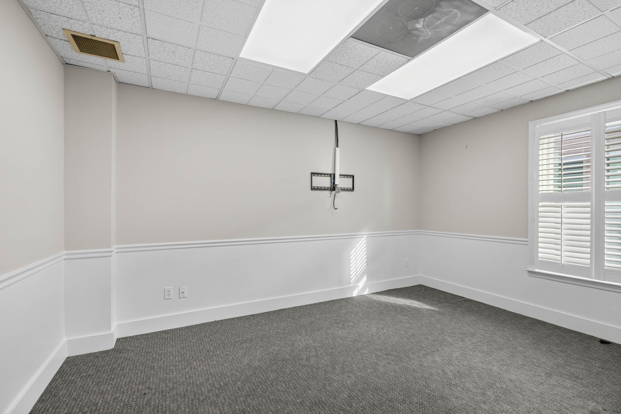 339 Main St Property Photo 5