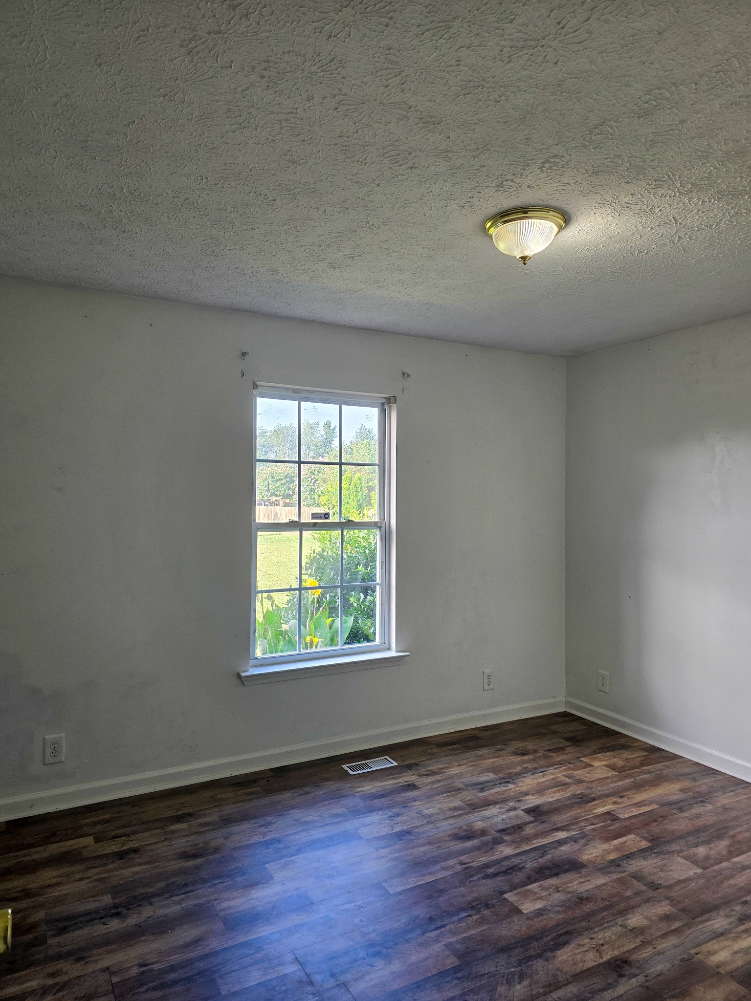 116 Chad St, E Property Photo 5