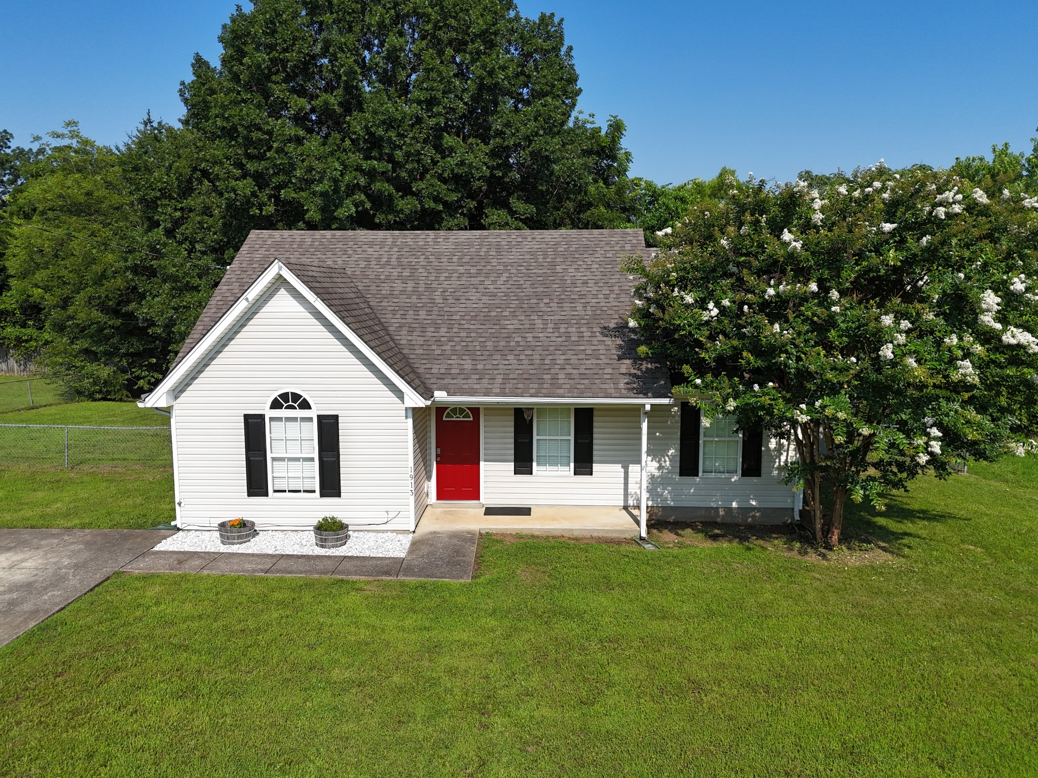 1913 Guildford Dr Property Photo 1
