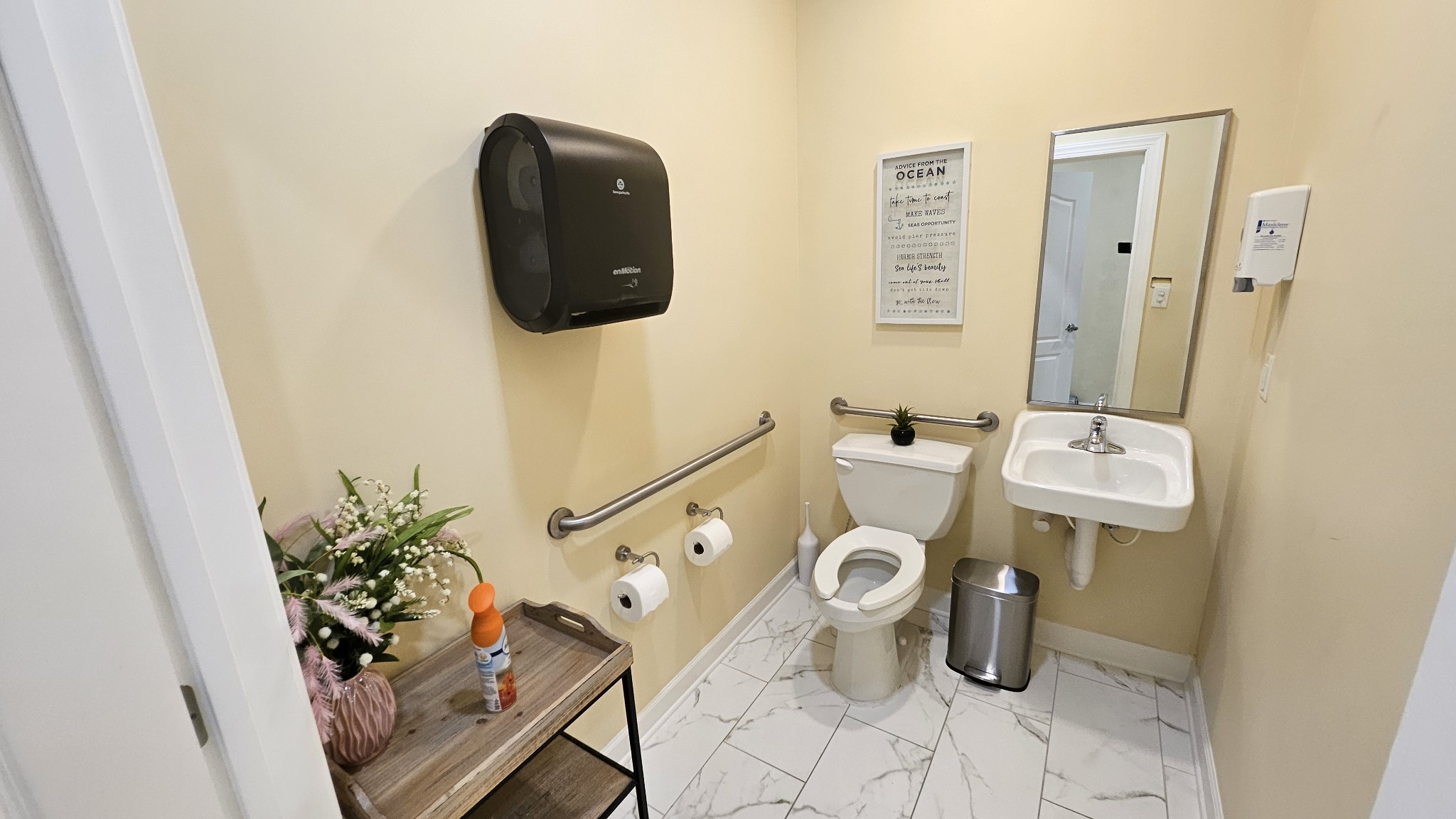 400 Sugartree Lane Property Photo 4