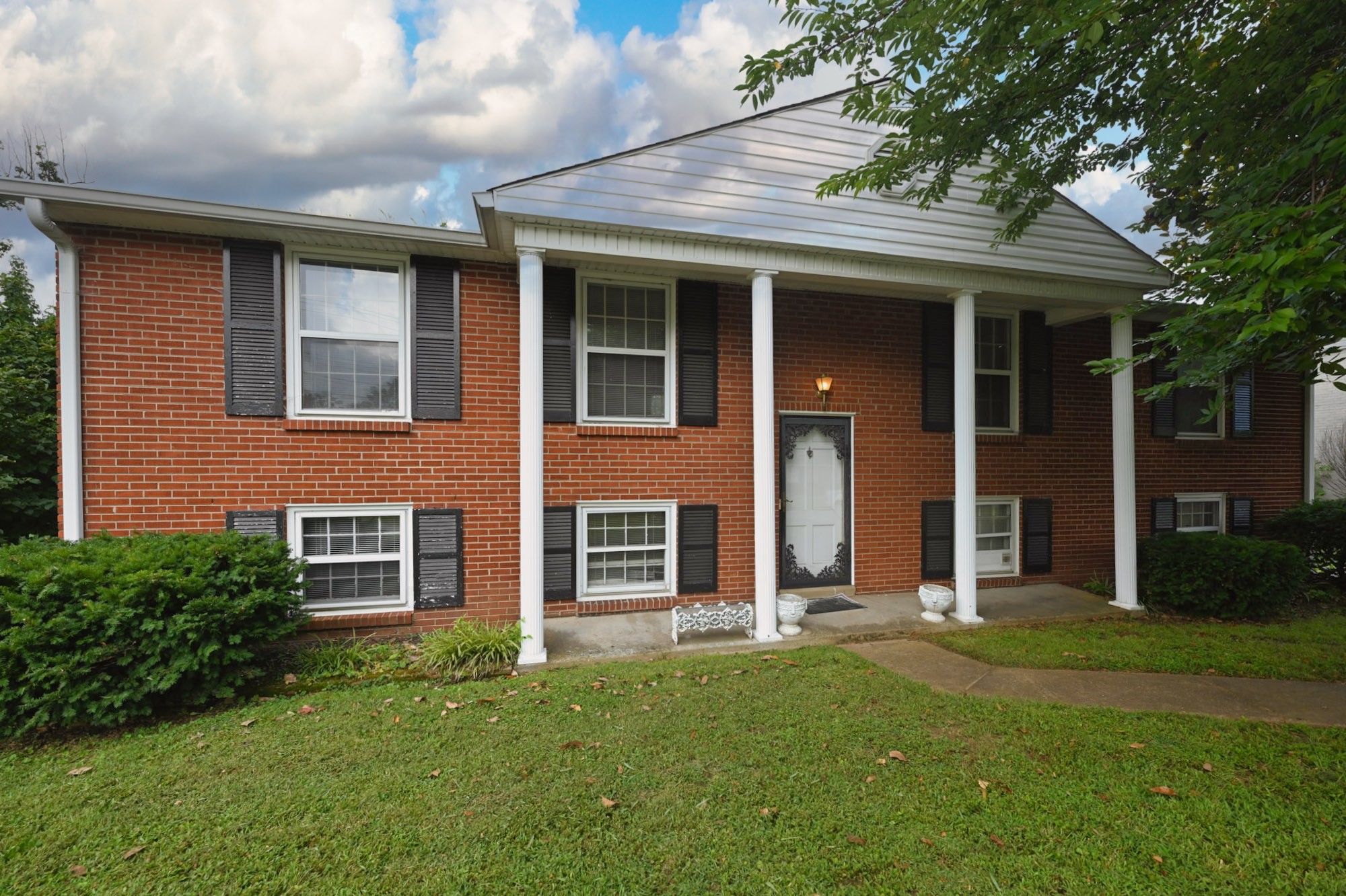 407 Lynn Dr Property Photo 1