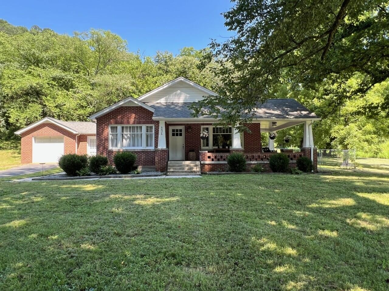 1121 S Grundy Quarles Hwy Property Photo 1