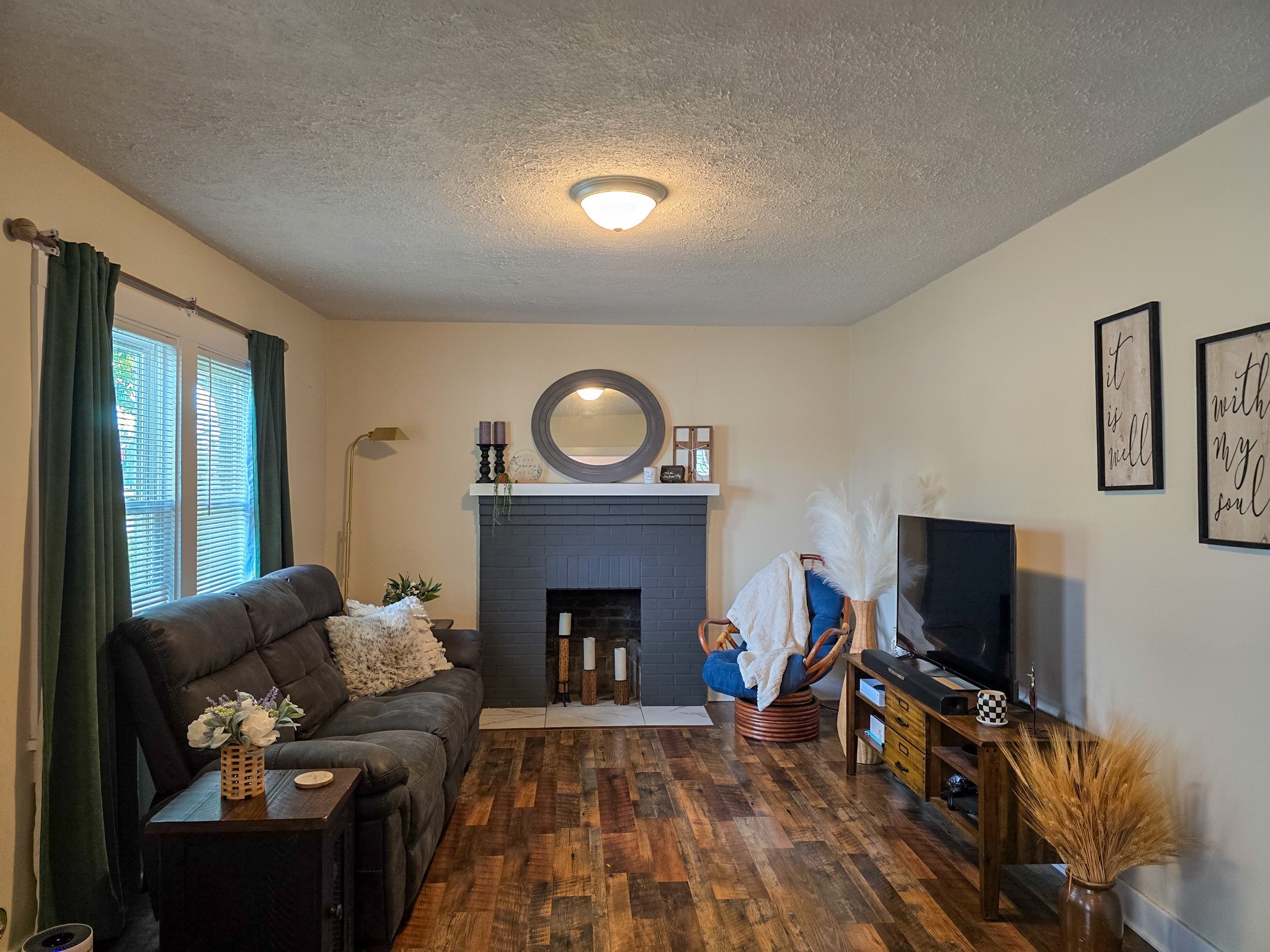 103 Oak St Property Photo 2
