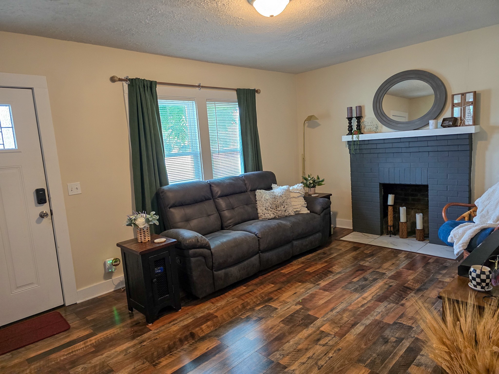 103 Oak St Property Photo 3