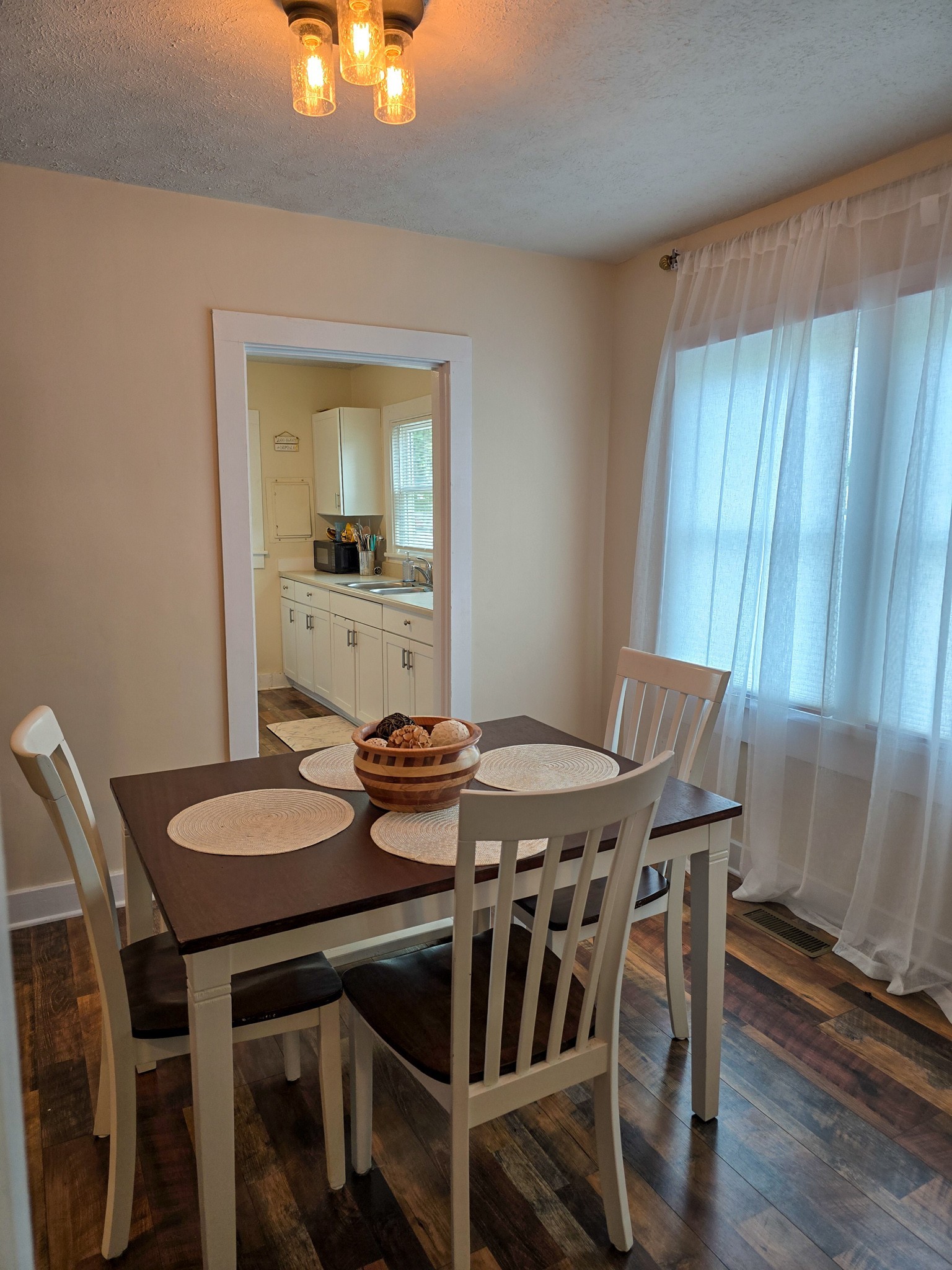 103 Oak St Property Photo 4