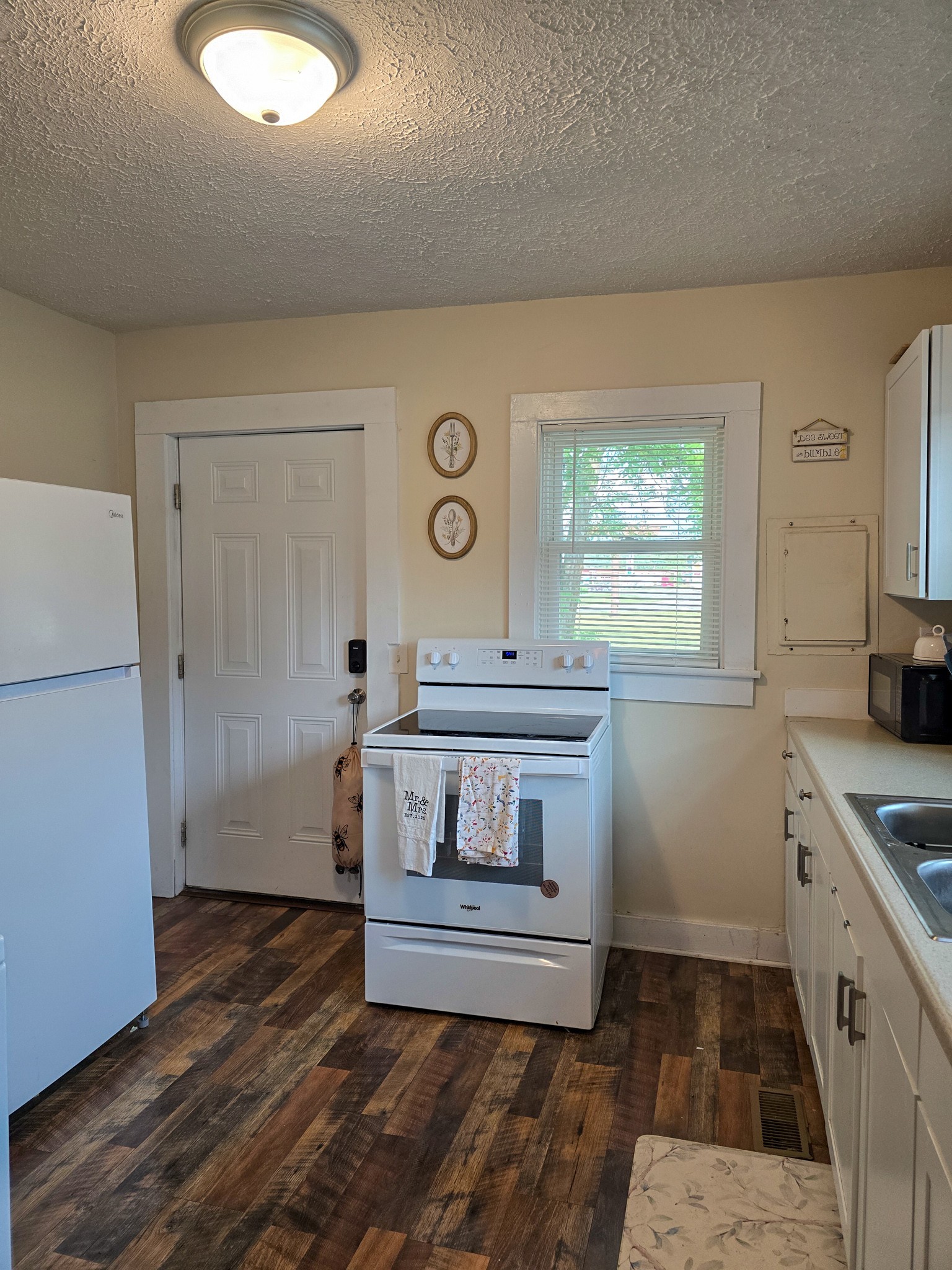 103 Oak St Property Photo 7